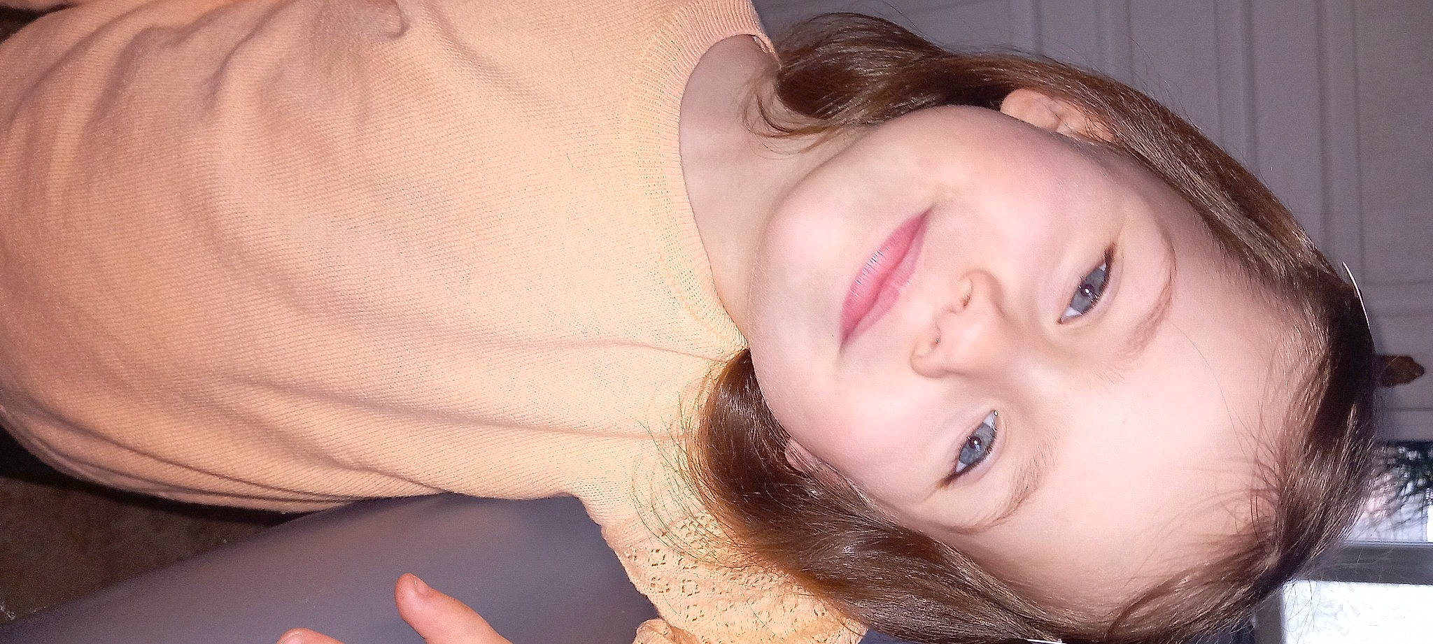 Lisa participe au concours pour gagner de l'argent avec cette photo : brown_hair, cheek, comfort, ear, eyelash, flash_photography, gesture, happy, jaw, joy, layered_hair, lip, long_hair, mouth, nail, neck, nose, person, selfie, skin