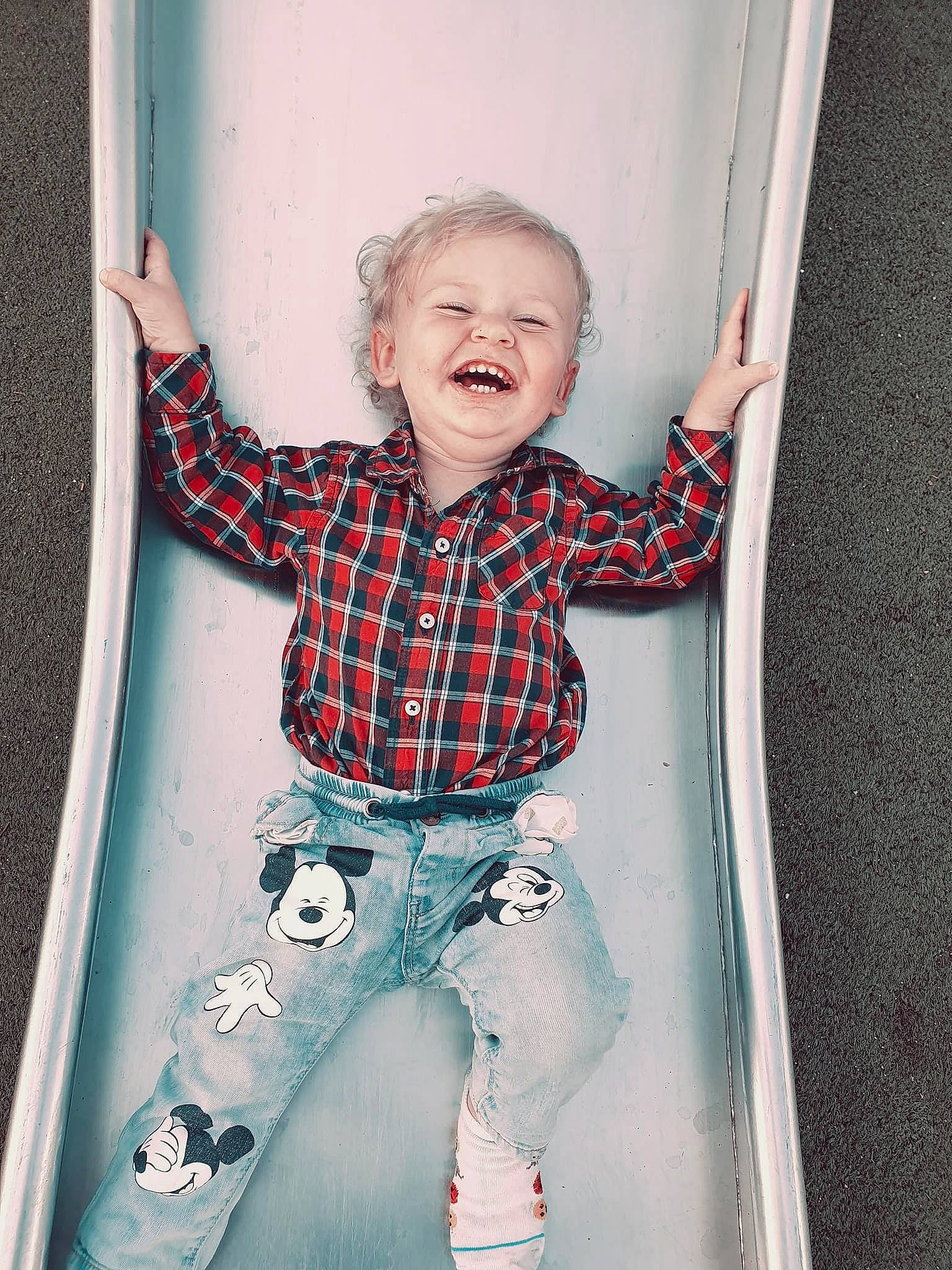 Mayrone participe au concours pour gagner de l'argent avec cette photo : child, electric_blue, flash_photography, fun, happy, human_body, human_leg, knee, pattern, person, plaid, shoulder, sleeve, standing, t_shirt, tartan, tints_and_shades, toddler, vehicle_door, waist