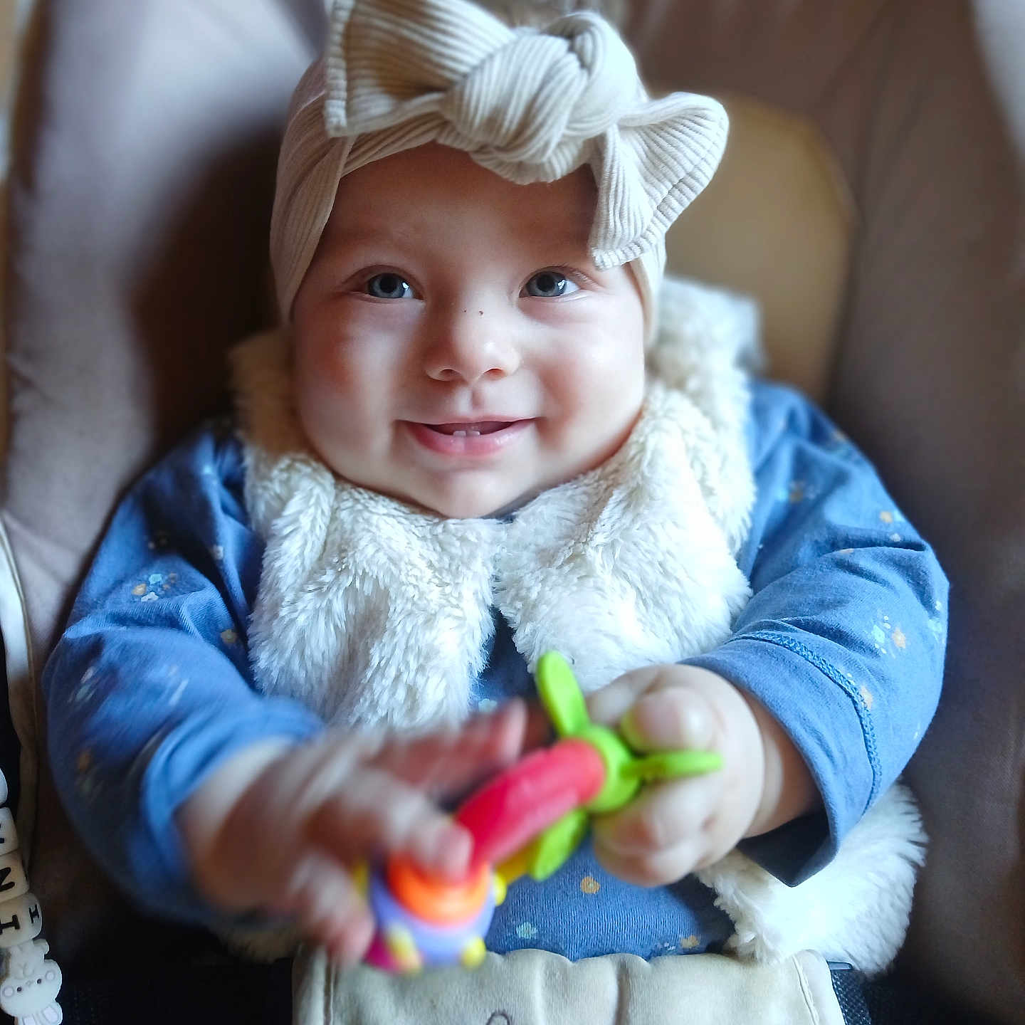 Inaya a rejoint le concours — aidez-le/la à gagner de superbes lots ! baby, bodypart, bonnet, cap, clothing, coat, couch, face, finger, furniture, hand, happy, hat, head, jacket, person, photography, portrait, smile, toy