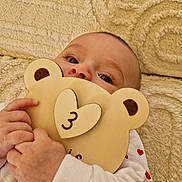 Mia a rejoint le concours — aidez-le/la à gagner de superbes lots ! baby, infant, wooden_toy, plaque, heart, number, hand, face, eyes, blanket, texture, clothing, white_sleeve, red_hearts, cute, cozy, closeup, portrait, child, indoor