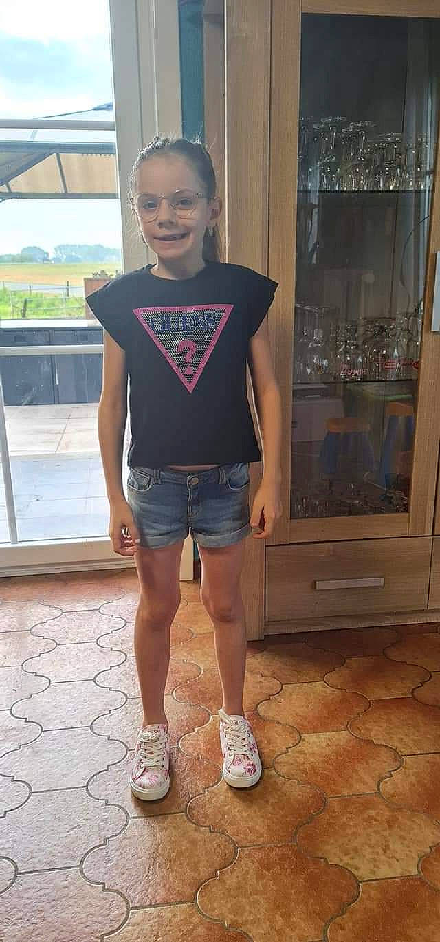 Lea participe au concours pour gagner de l'argent avec cette photo : black_hair, cabinetry, denim, fashion, joy, knee, leg, person, shoe, shorts, shoulder, sleeve, sneakers, sportswear, standing, street_fashion, t_shirt, thigh, trunk, waist