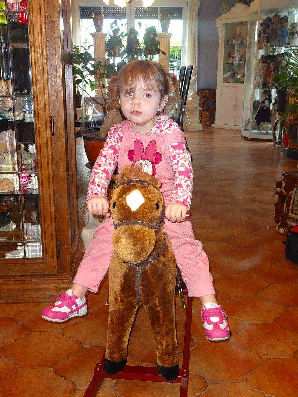 Lea a rejoint le concours — aidez-le/la à gagner de superbes lots ! baby_toddler_clothing, boot, child, costume, flooring, fun, fur, houseplant, mammal, person, pink, plant, shelf, shoe, sleeve, smile, standing, tire, toddler, toy