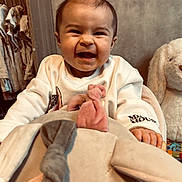 Rose a rejoint le concours — aidez-le/la à gagner de superbes lots ! baby, child, clothing, cozy, cute, face, furniture, hair, hand, happy, indoor, person, plush_toy, portrait, room, smile, soft, stuffed_animal, sweater, toy