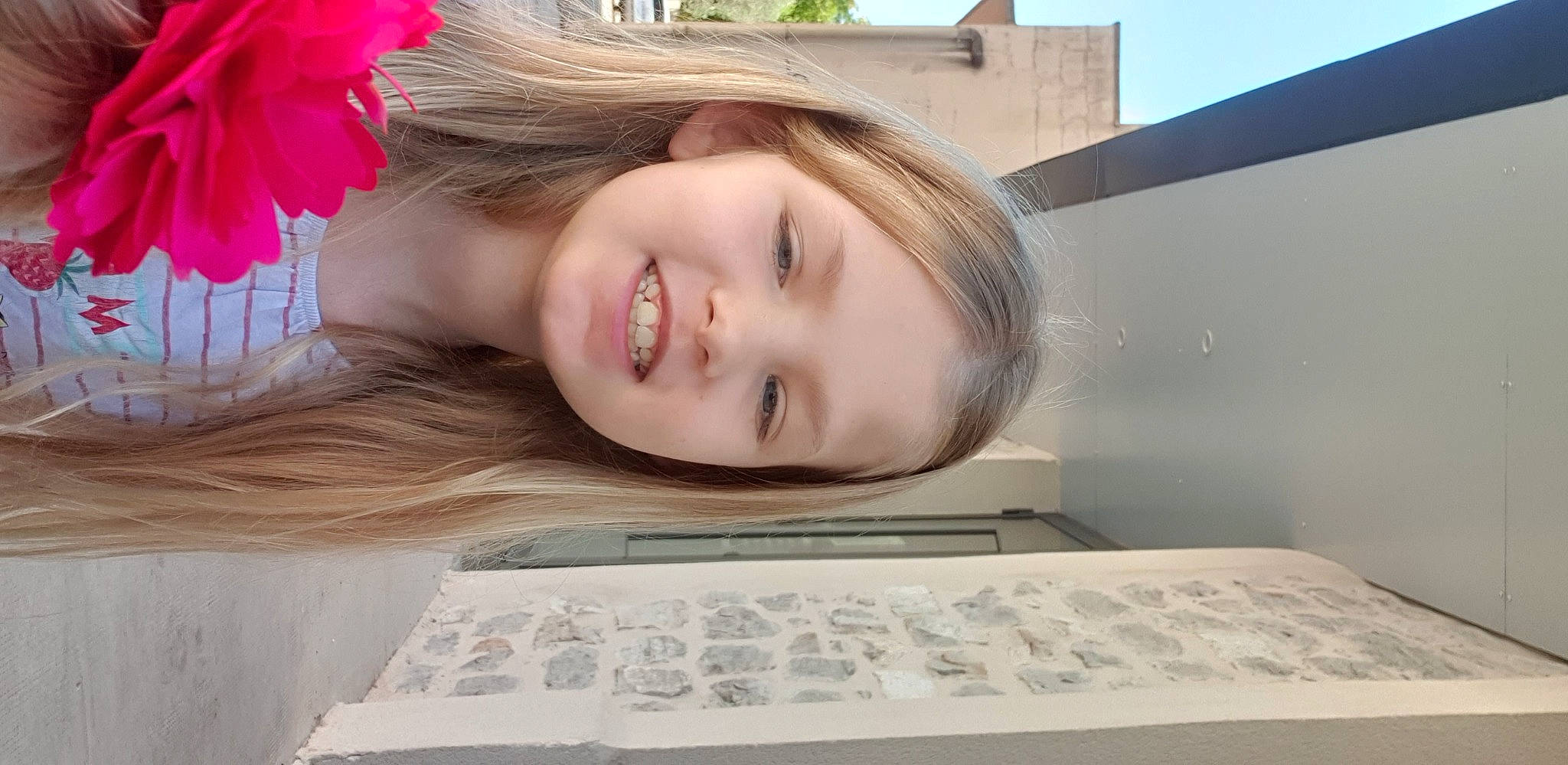 Chloe participe au concours pour gagner de l'argent avec cette photo : blond, child, eye, eyebrow, eyelash, face, facial_expression, hair, happy, iris, joy, lip, person, petal, plant, skin, sky, smile, toddler, tree