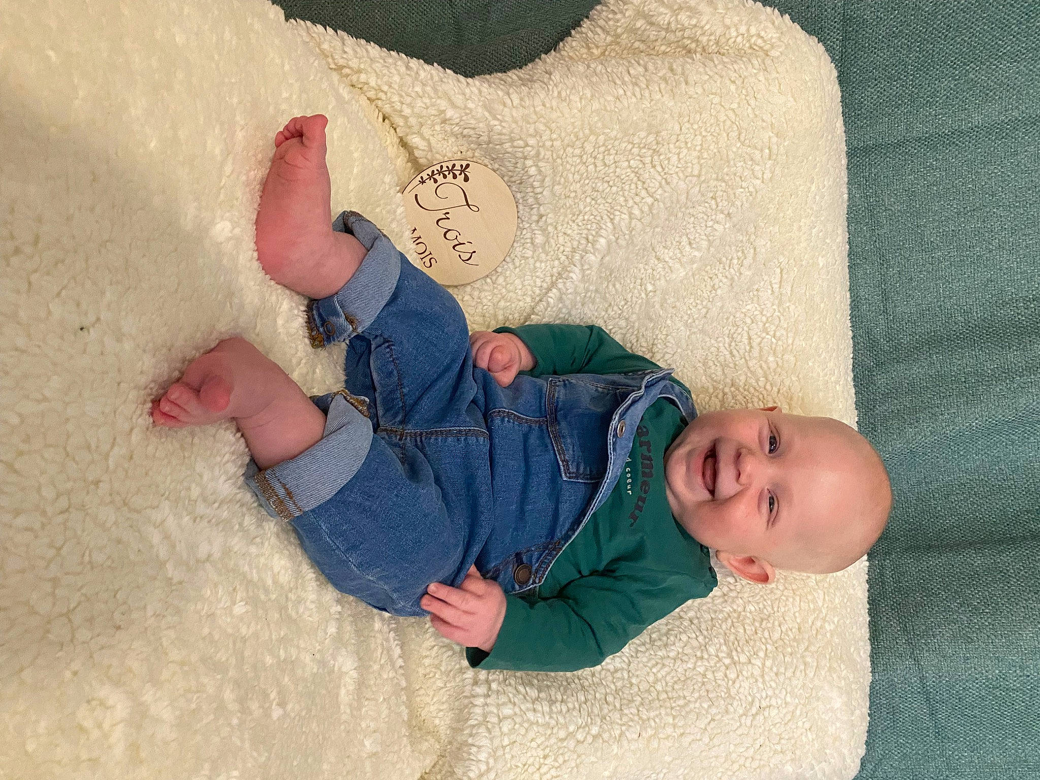 Léon participe au concours pour gagner de l'argent avec cette photo : baby, baby_toddler_clothing, child, comfort, finger, flooring, foot, grass, hand, human_body, joy, leg, linens, pattern, person, sitting, skin, sleeve, sock, textile