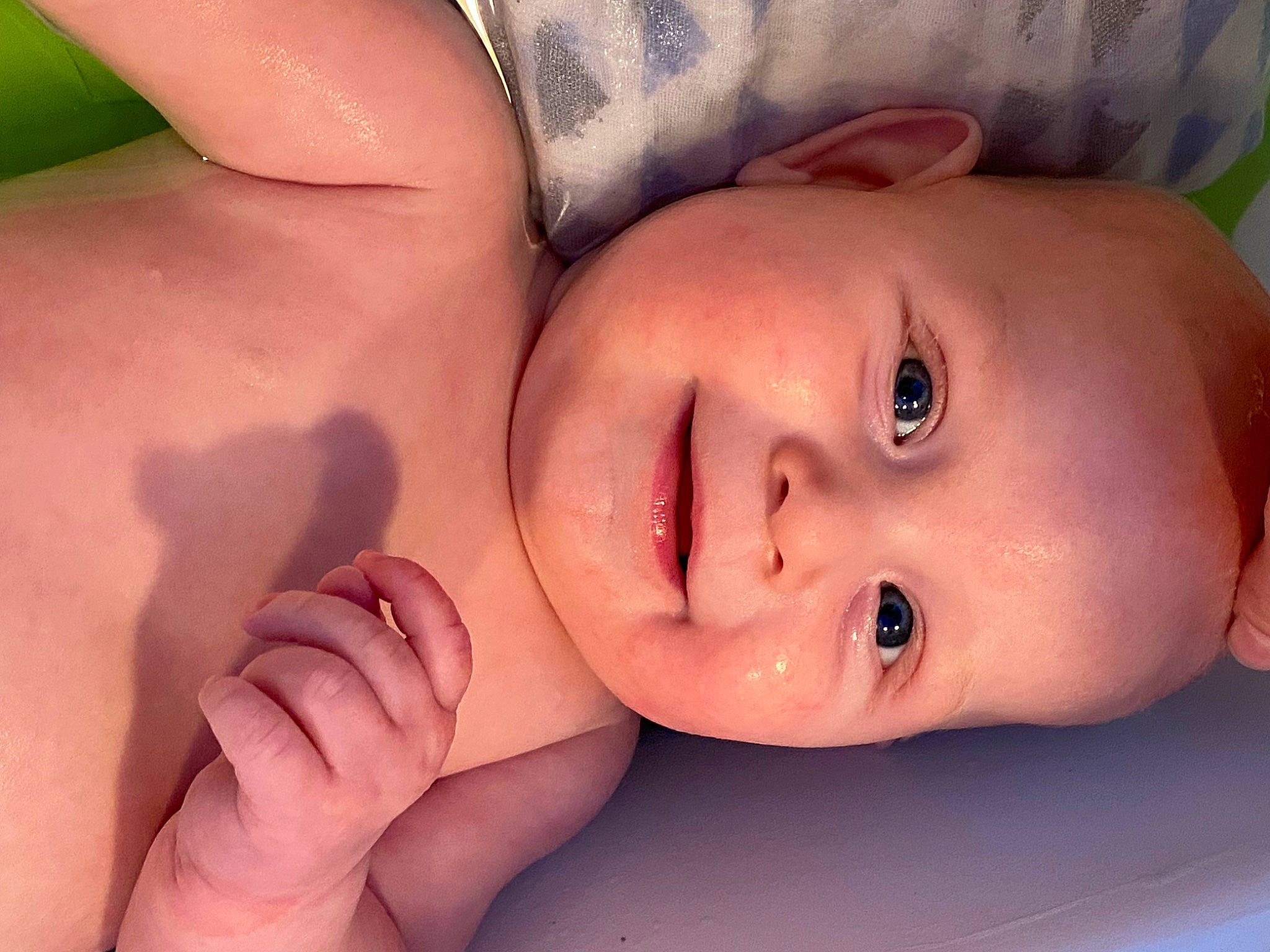 Léon participe au concours pour gagner de l'argent avec cette photo : cheek, chin, eye, eyebrow, eyelash, face, finger, gesture, hand, head, human_body, iris, joy, lip, mammal, mouth, muscle, neck, nose, person