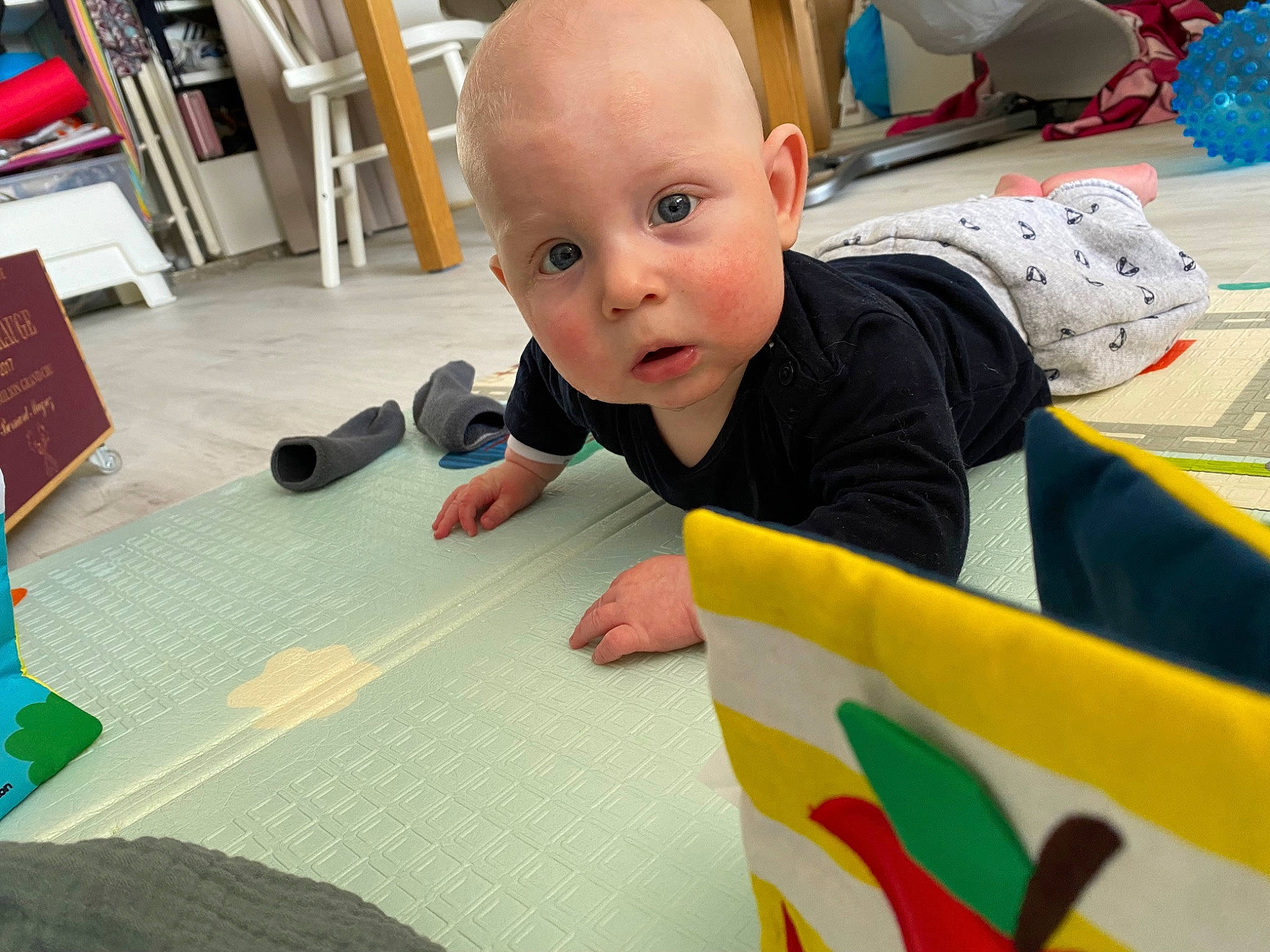 Léon participe au concours pour gagner de l'argent avec cette photo : baby, baby_products, baby_toys, carpet, chair, child, event, flooring, fun, games, grass, learning, leisure, people, person, play, recreation, room, sitting, surprise