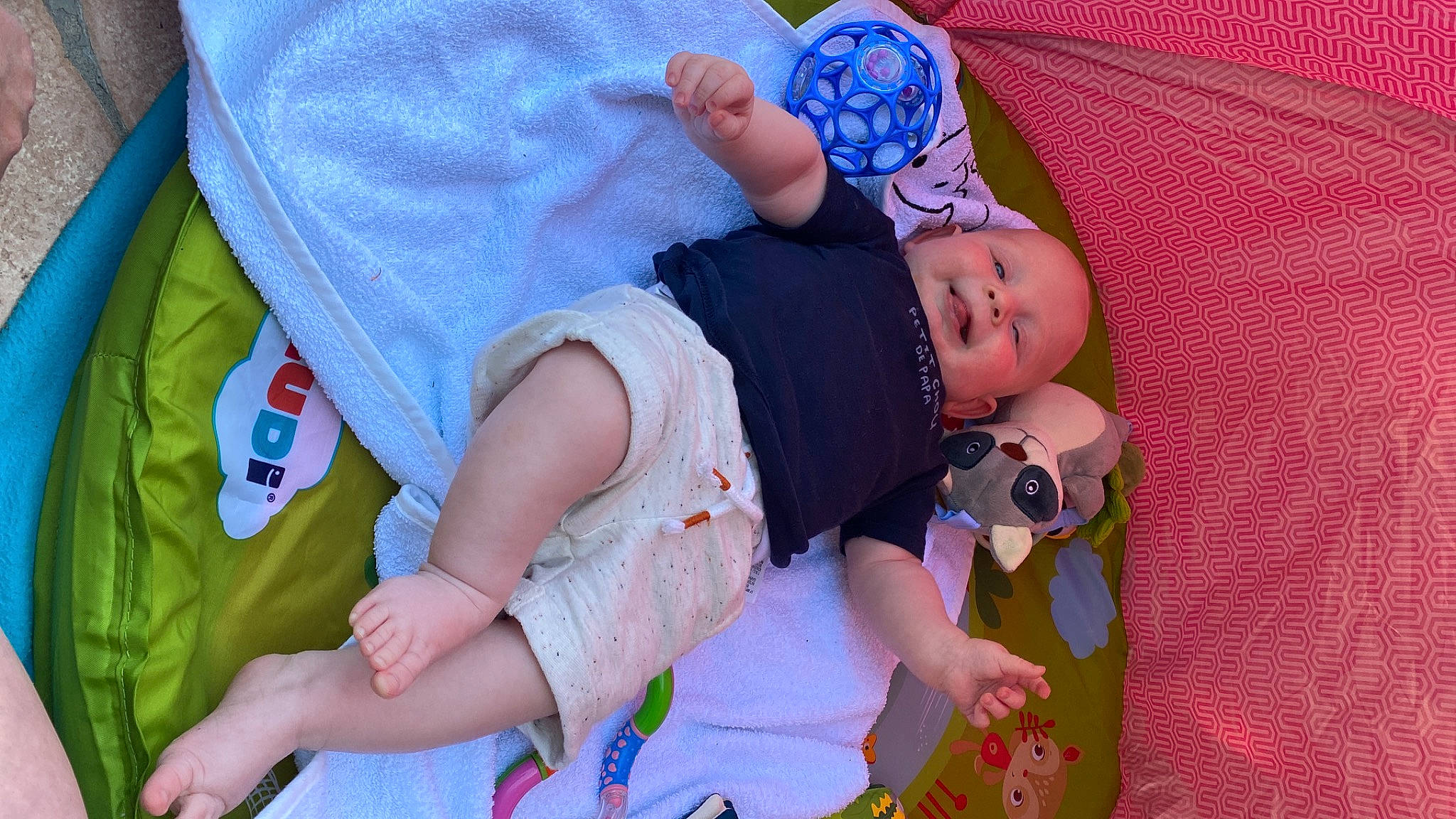 Léon a rejoint le concours — aidez-le/la à gagner de superbes lots ! baby, baby_products, baby_toddler_clothing, child, comfort, finger, fun, glasses, grass, happy, hat, pattern, person, pink, purple, sitting, skin, sleeve, sunglasses, textile