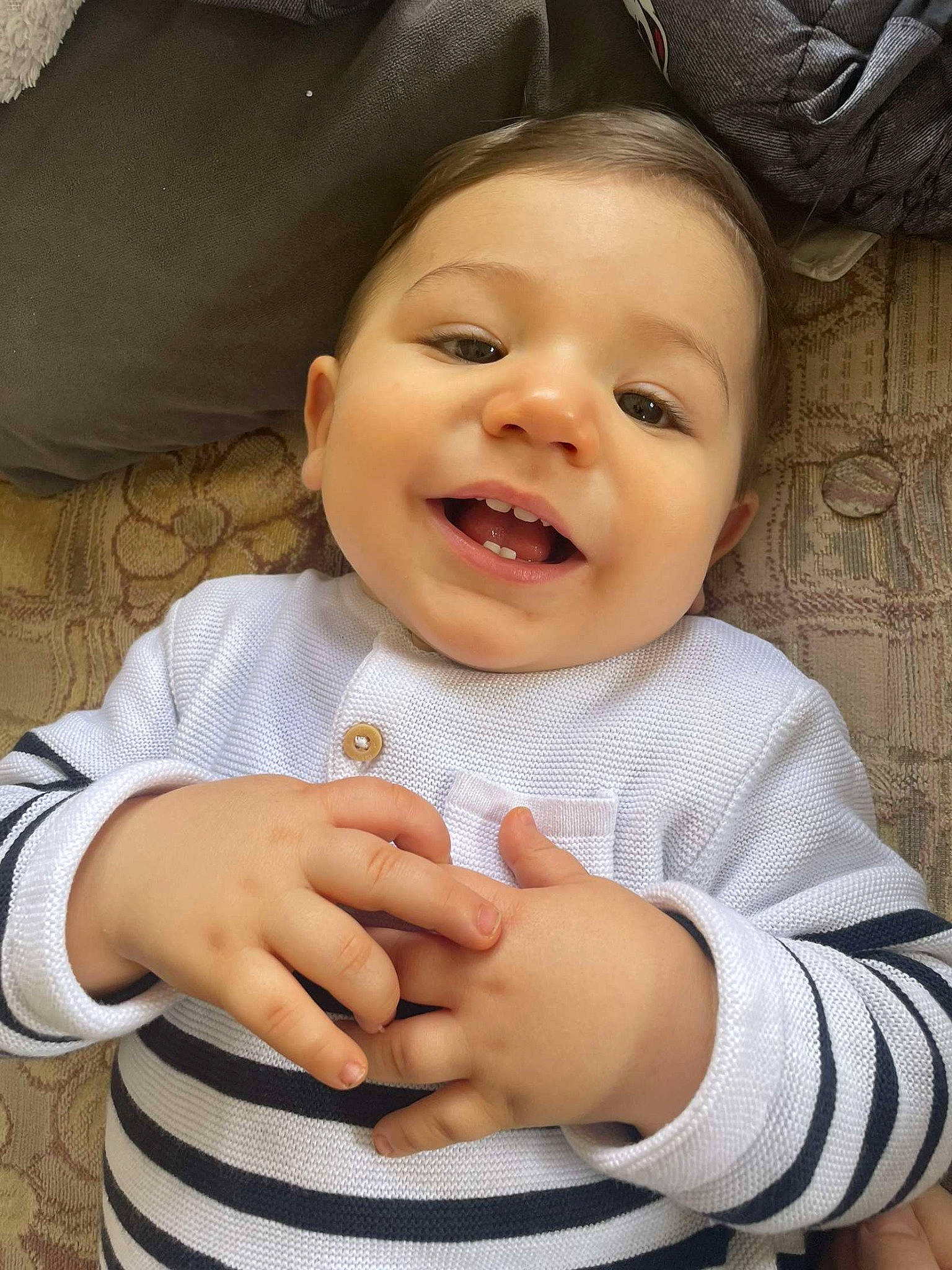 Maylon a rejoint le concours — aidez-le/la à gagner de superbes lots ! arm, baby, baby_laughing, baby_toddler_clothing, cheek, chin, clothing, eye, finger, gesture, happy, head, lip, mouth, nose, person, skin, sleeve, smile, thumb