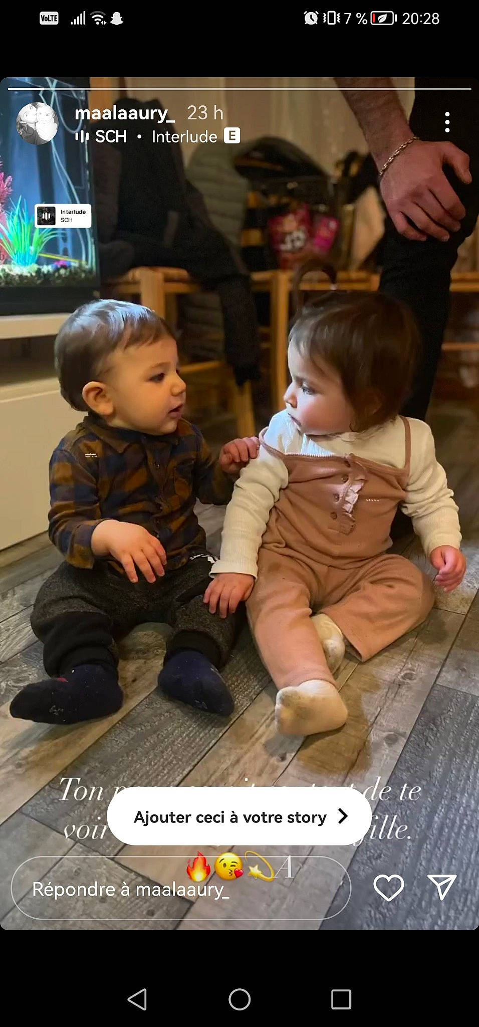 Maylon participe au concours pour gagner de l'argent avec cette photo : baby, cheek, child, display_device, event, flooring, fun, happy, human, led_backlit_lcd_display, leg, leisure, person, photo_caption, play, sitting, skin, standing, television, toddler