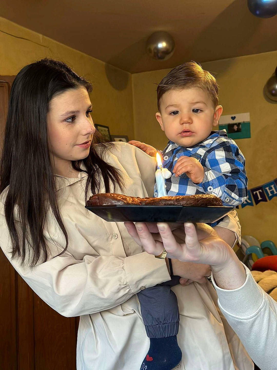 Maylon participe au concours pour gagner de l'argent avec cette photo : baby, ceremony, chair, child, costume, event, facial_expression, family, formal_wear, fun, fur, gesture, hairstyle, happy, jewellery, person, room, sitting, skin, toddler