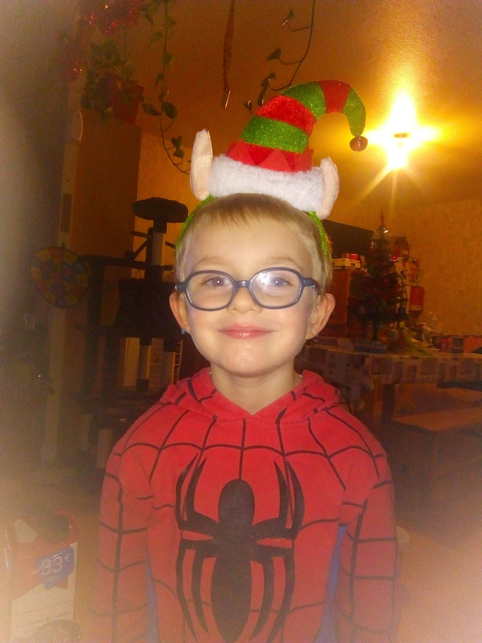 Noé participe au concours pour gagner de l'argent avec cette photo : ear, glasses, head, joy, person, smile