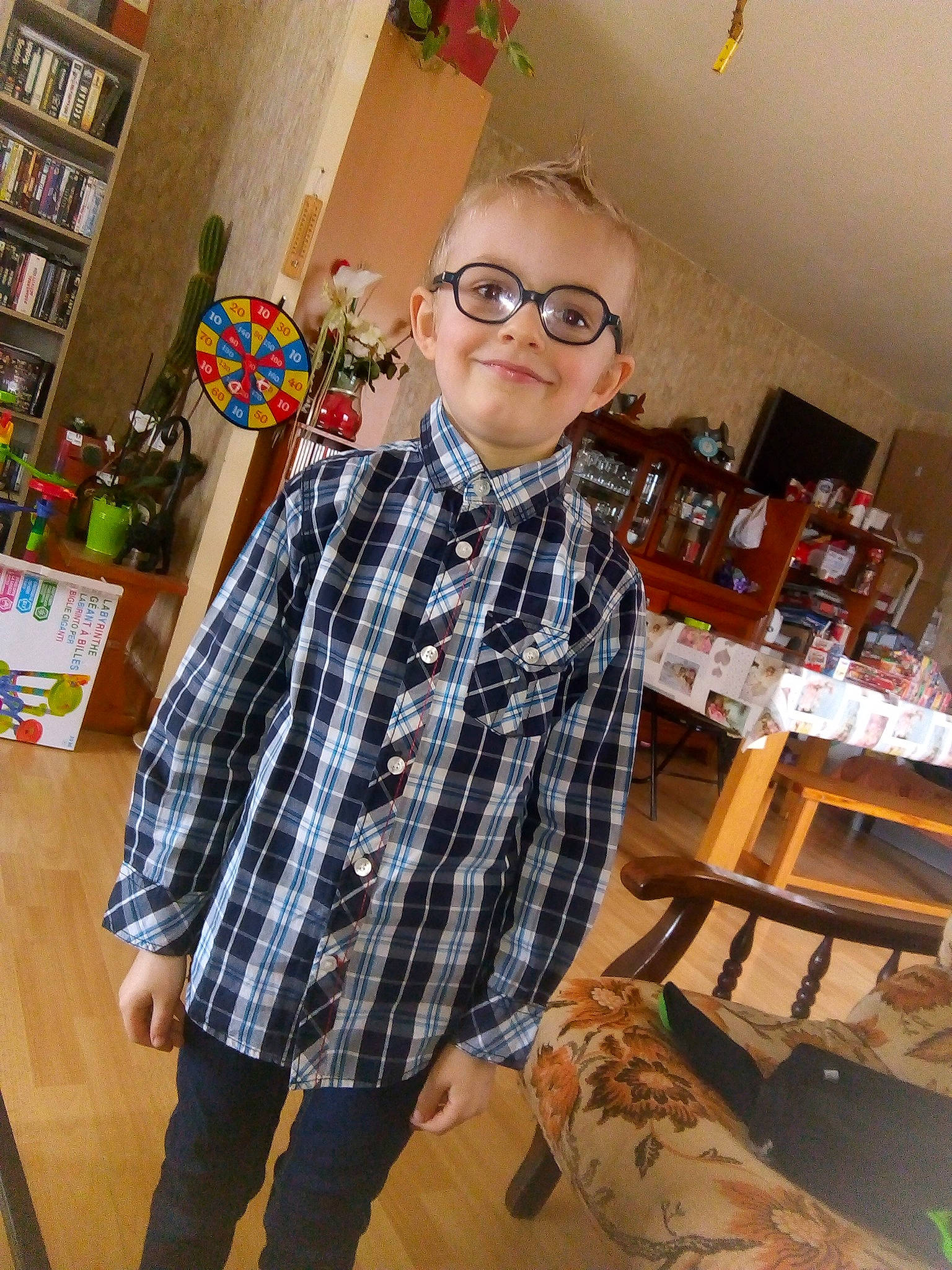 Noé a rejoint le concours — aidez-le/la à gagner de superbes lots ! blazer, clothing, collar, dress_shirt, eyewear, fashion_design, flooring, formal_wear, glasses, happy, joy, person, plaid, sleeve, smile, street_fashion, tartan, textile, tie, vision_care