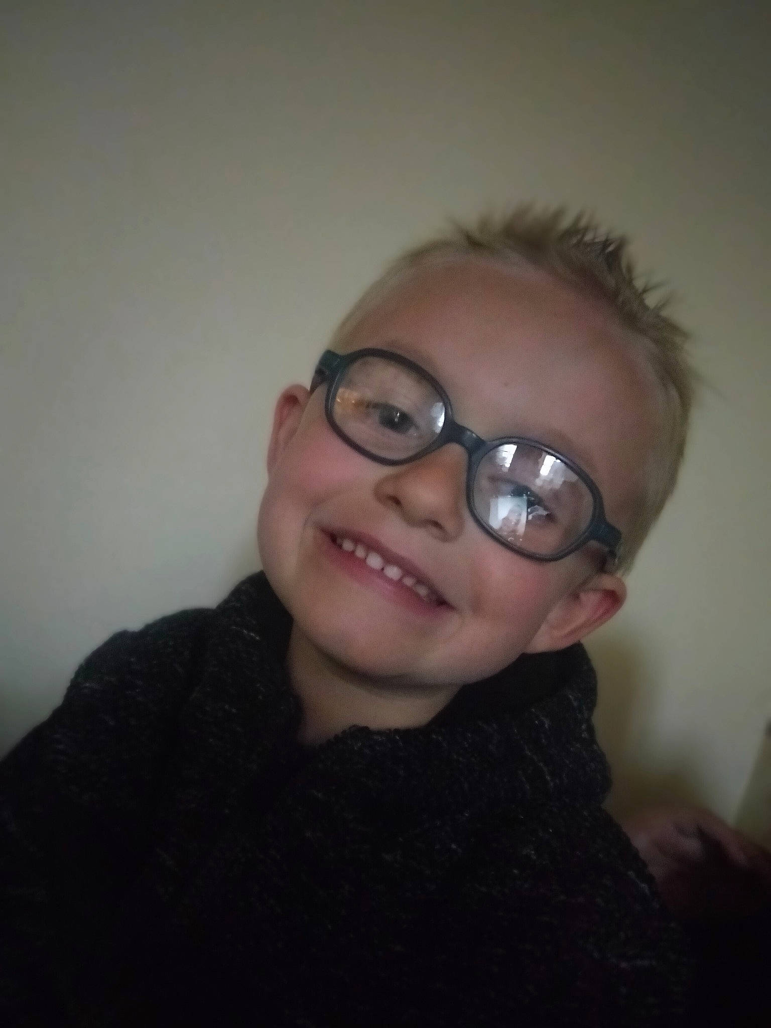 Noé a rejoint le concours — aidez-le/la à gagner de superbes lots ! cheek, ear, eye, eyelash, eyewear, flash_photography, forehead, glasses, hair, happy, human_body, jaw, joy, lip, neck, nose, outerwear, person, shoulder, sleeve