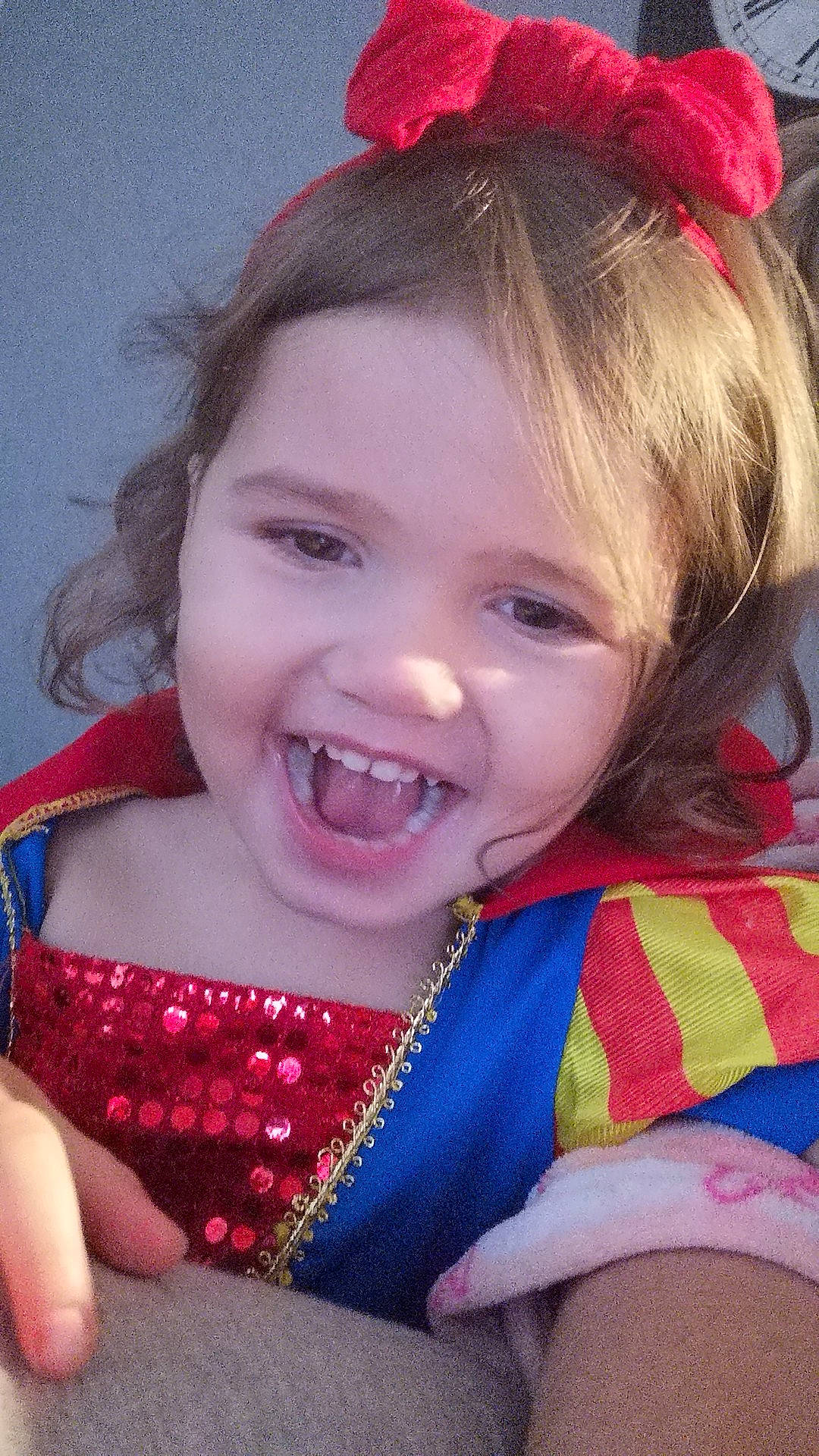 Camille participe au concours pour gagner de l'argent avec cette photo : cheek, child, chin, face, facial_expression, fun, hair_accessory, happy, head, headgear, iris, joy, lip, mouth, nose, organ, person, pink, skin, smile