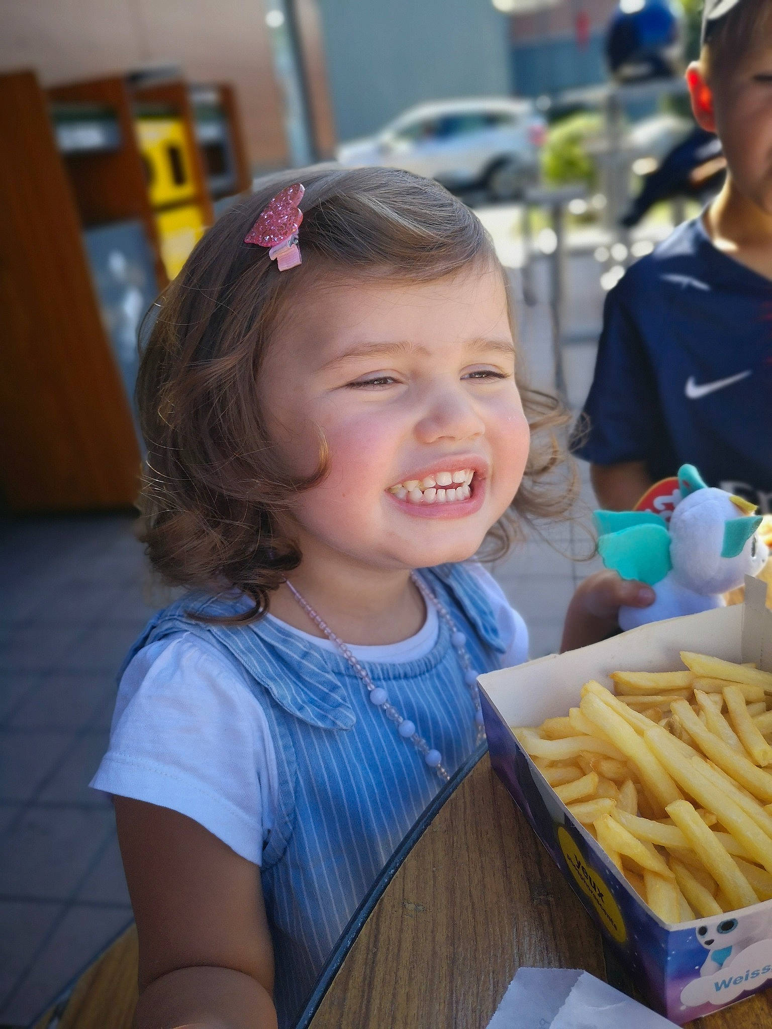 Camille participe au concours pour gagner de l'argent avec cette photo : american_food, child, comfort_food, cuisine, dish, eating, fast_food, food, french_fries, fried_food, joy, junk_food, kids_meal, person, side_dish, smile, snack, toddler, vacation