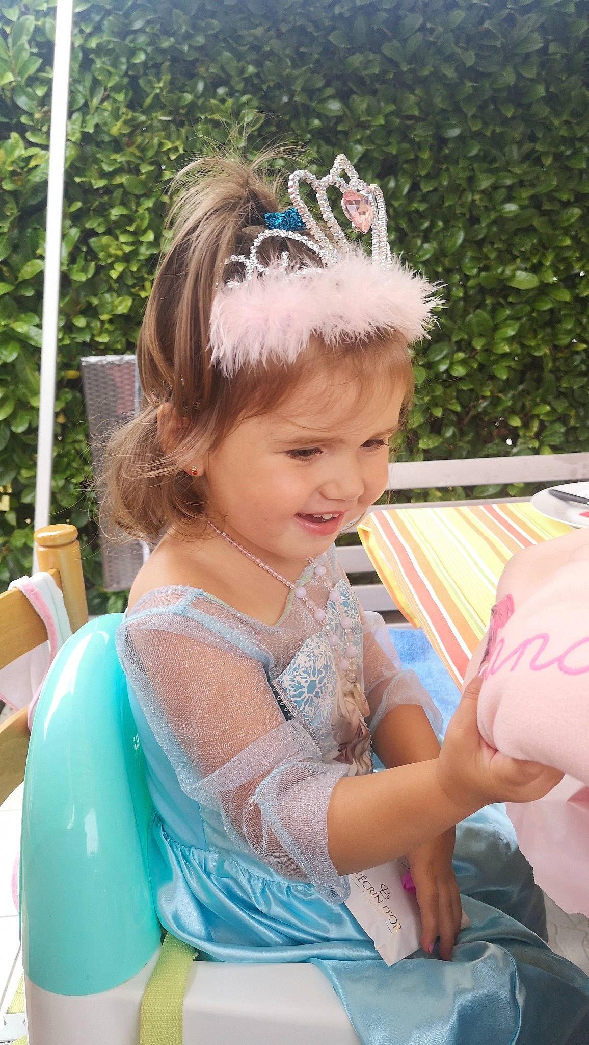 Camille participe au concours pour gagner de l'argent avec cette photo : child, costume, fashion_accessory, fun, hair, hair_accessory, hairstyle, headband, headgear, headpiece, person, smile, summer, toddler, vacation
