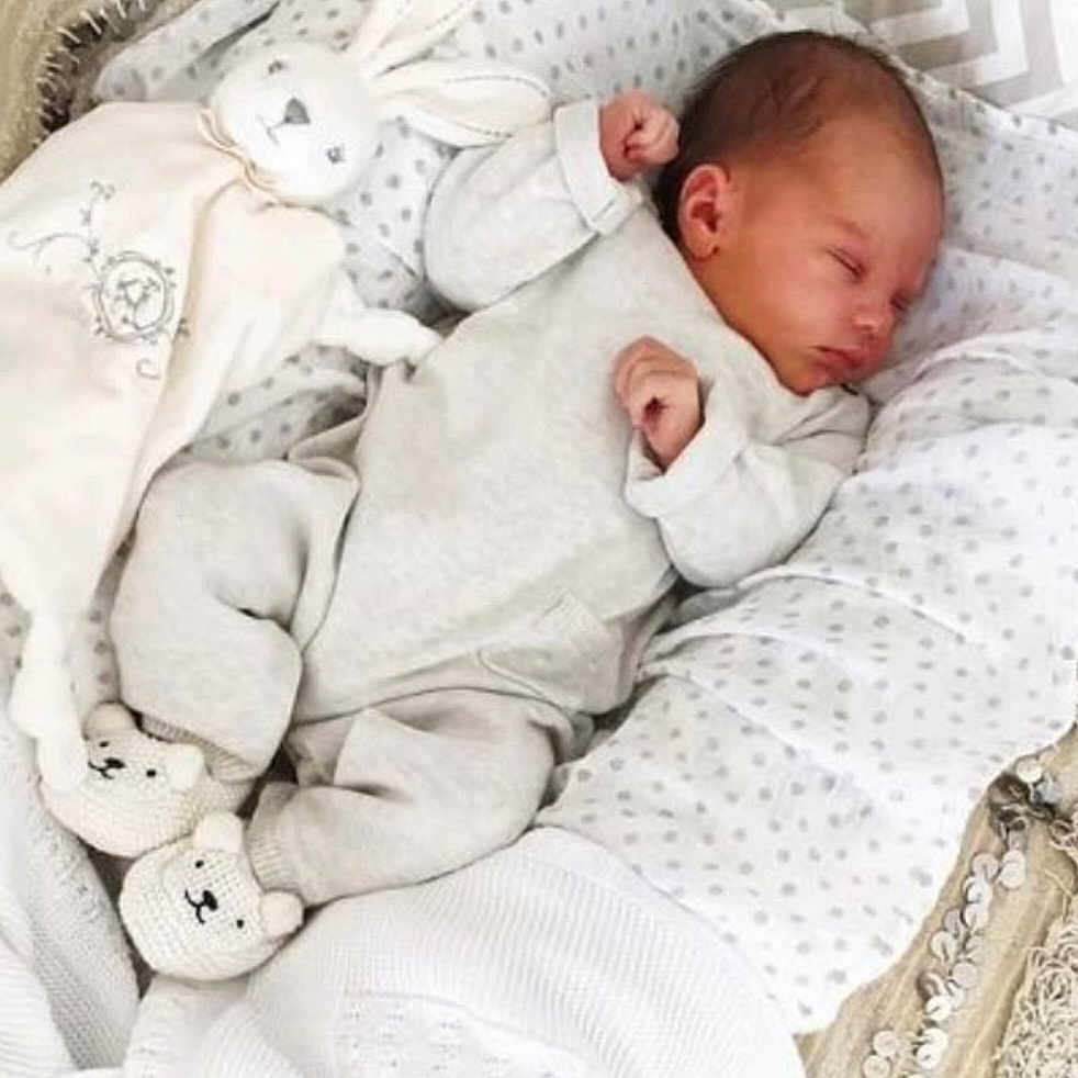 Yzaé a rejoint le concours — aidez-le/la à gagner de superbes lots ! baby, blanket, crib, face, furniture, head, infantbed, person