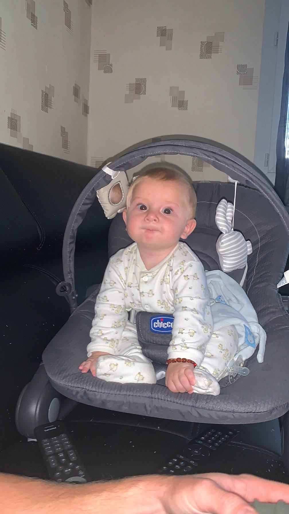 Noham a rejoint le concours — aidez-le/la à gagner de superbes lots ! auto_part, automotive_design, baby, baby_carriage, baby_products, baby_toddler_clothing, car_seat, chair, child, comfort, flooring, fun, lap, person, sitting, smile, toddler