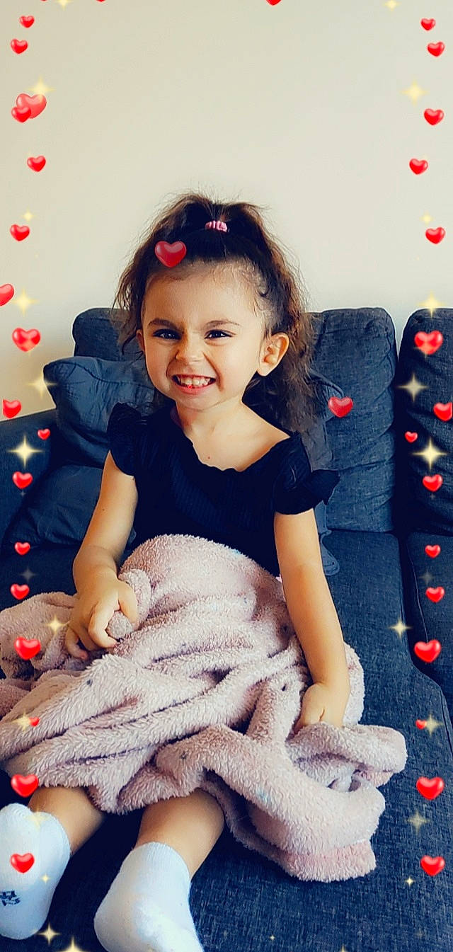 Lauviah a rejoint le concours — aidez-le/la à gagner de superbes lots ! baby_toddler_clothing, cheek, child, dress, face, facial_expression, fun, gesture, hairstyle, happy, joy, pattern, person, photograph, pink, skin, sleeve, smile, standing, sunglasses