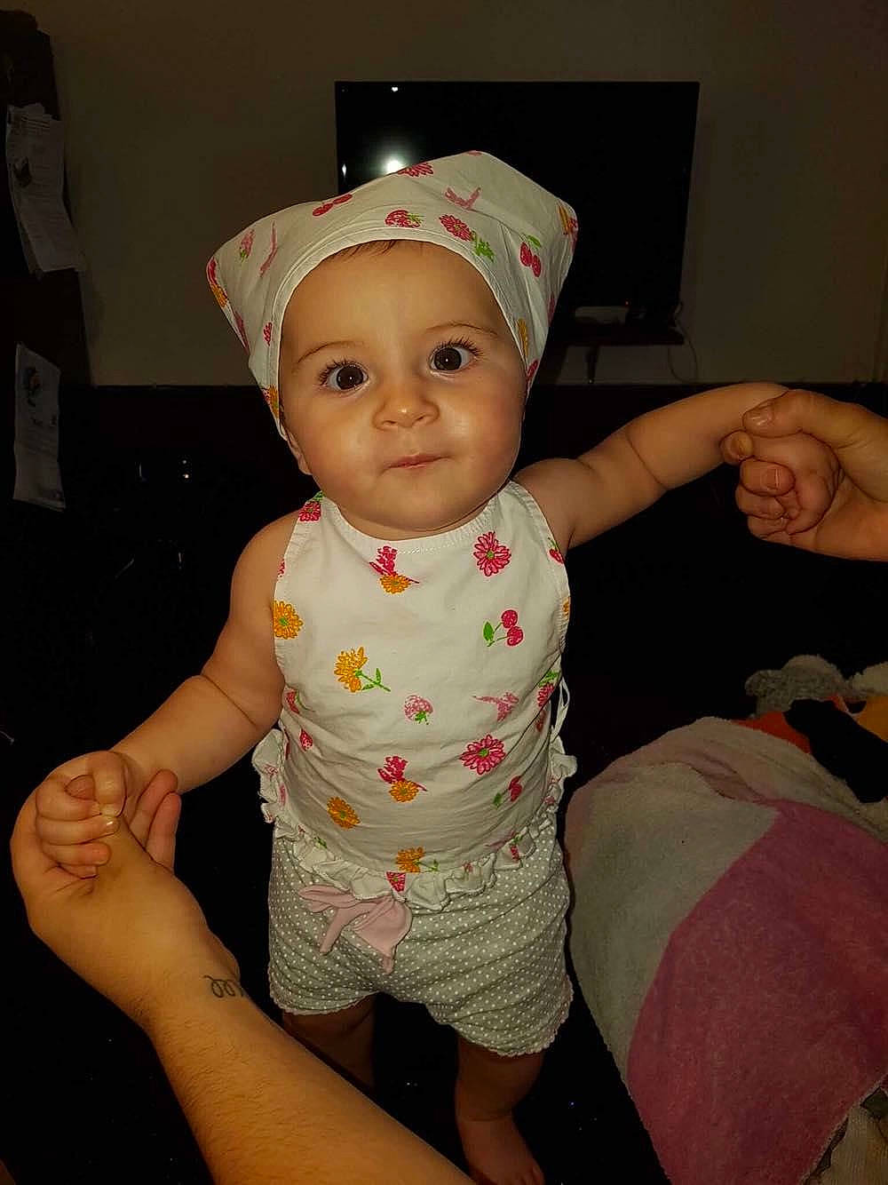 Milana participe au concours pour gagner de l'argent avec cette photo : cheek, child, eye, finger, fun, girl, hand, headgear, human_hair_color, infant, person, pink, product, skin, smile, textile, toddler