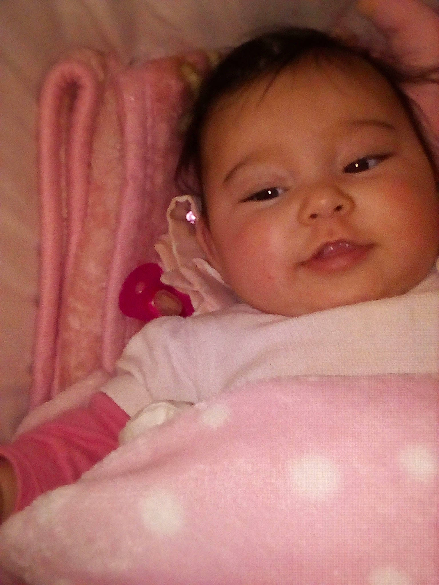 Inaya participe au concours pour gagner de l'argent avec cette photo : baby, beauty, cheek, child, chin, close_up, eye, eyebrow, face, facial_expression, forehead, head, iris, lip, mouth, nose, person, pink, skin, smile
