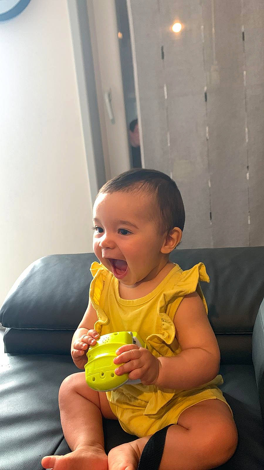 Ines a rejoint le concours — aidez-le/la à gagner de superbes lots ! baby, baby_toddler_clothing, cheek, child, comfort, finger, flooring, fun, hand, happy, human_body, human_leg, nose, person, room, sitting, skin, smile, thigh, thumb