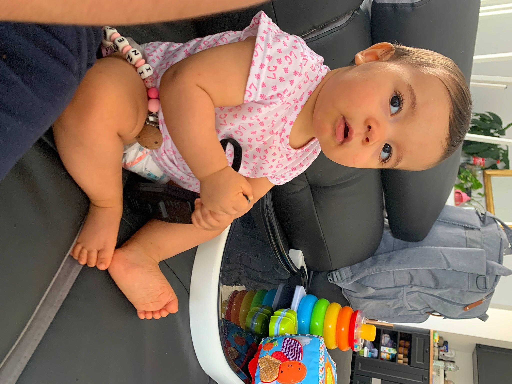 Ines participe au concours pour gagner de l'argent avec cette photo : abdomen, baby, baby_products, baby_toddler_clothing, chest, child, comfort, hand, houseplant, human_leg, knee, lap, nail, pattern, person, room, shelf, sitting, thigh, toddler