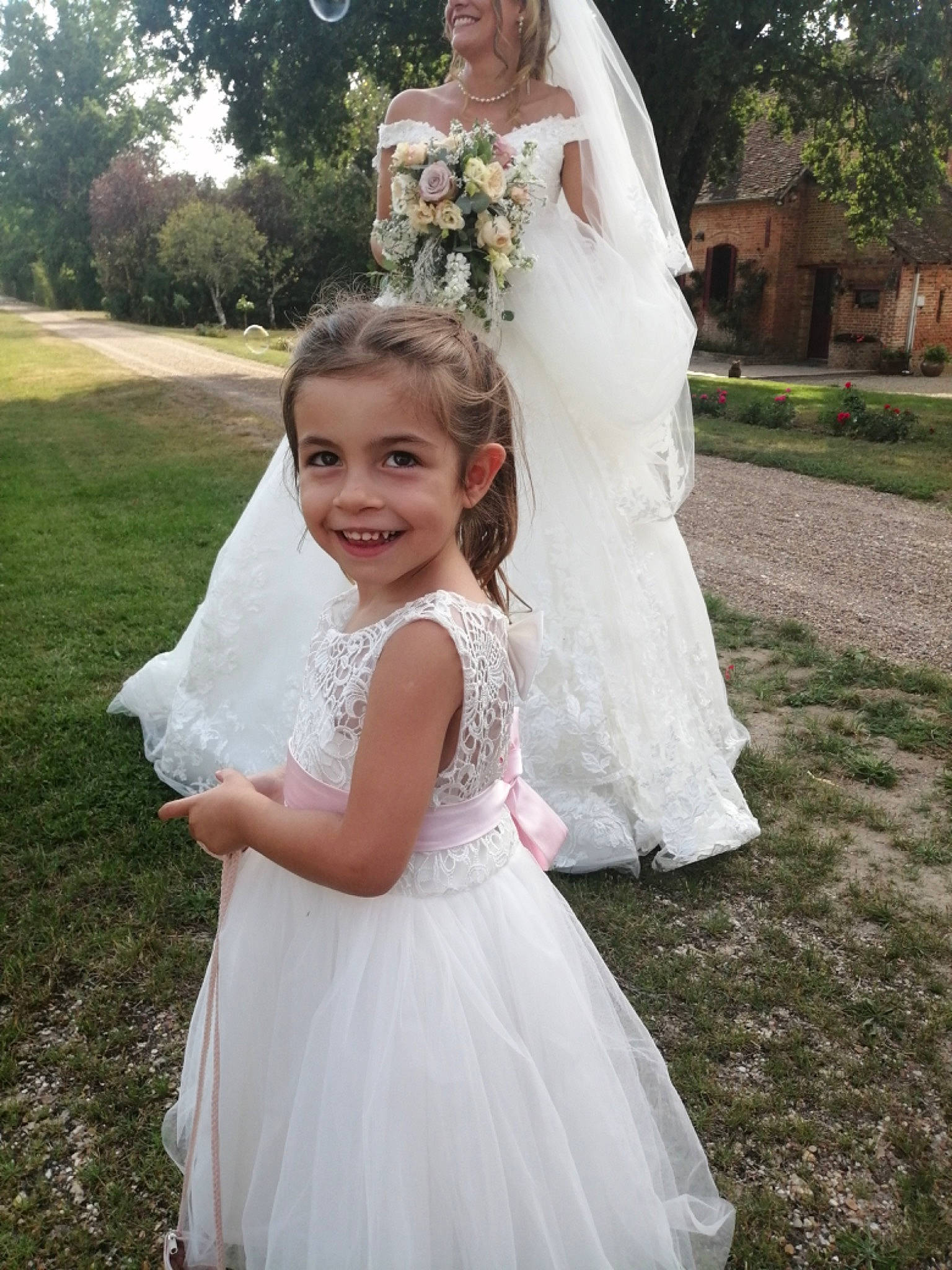 Julia a rejoint le concours — aidez-le/la à gagner de superbes lots ! botany, bridal_clothing, bridal_party_dress, bridal_veil, bride, clothing, dress, facial_expression, fashion, flower, hair, hairstyle, joy, outerwear, people_in_nature, person, photograph, plant, shoulder, smile