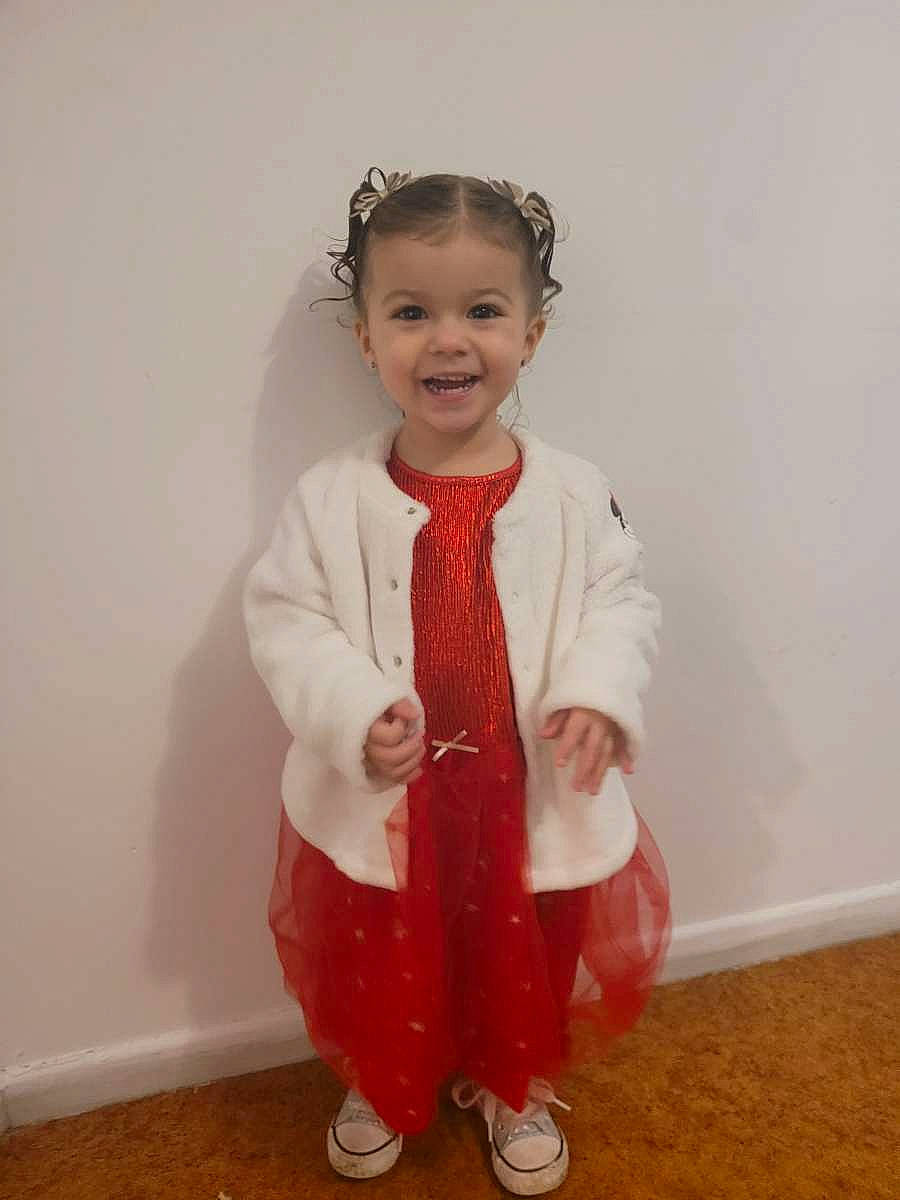 Kelyanna a rejoint le concours — aidez-le/la à gagner de superbes lots ! baby_toddler_clothing, child, child_model, costume, embellishment, event, face, fashion_accessory, fashion_design, flooring, formal_wear, fun, happy, joy, laugh, pattern, person, sitting, sleeve, smile