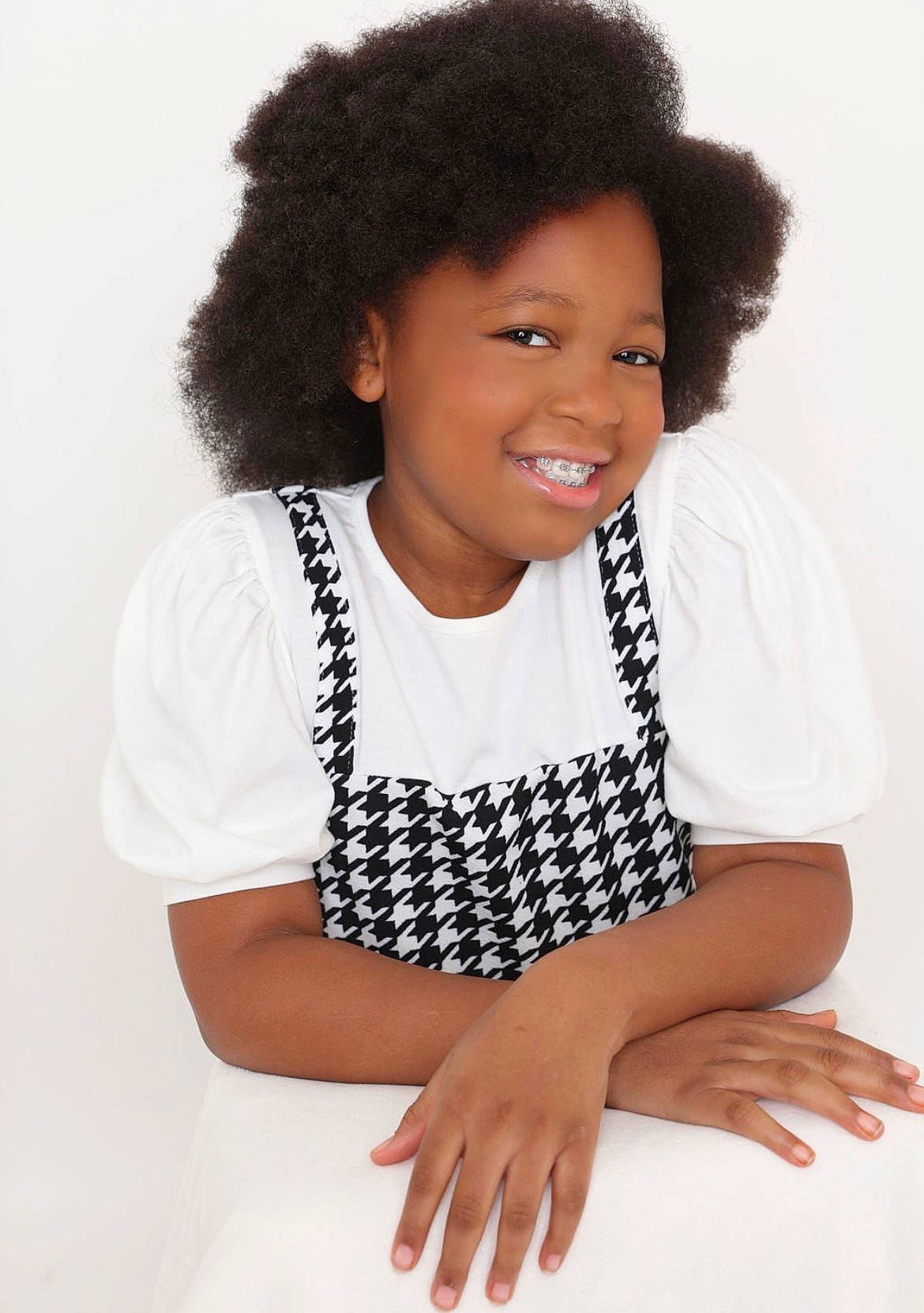 Justyce is registered to the contest to win money with this photo: afro, black_hair, collar, day_dress, elbow, eyelash, fashion_accessory, fashion_design, fur, gesture, happy, jewellery, jheri_curl, joy, necklace, pattern, person, sitting, sleeve, smile