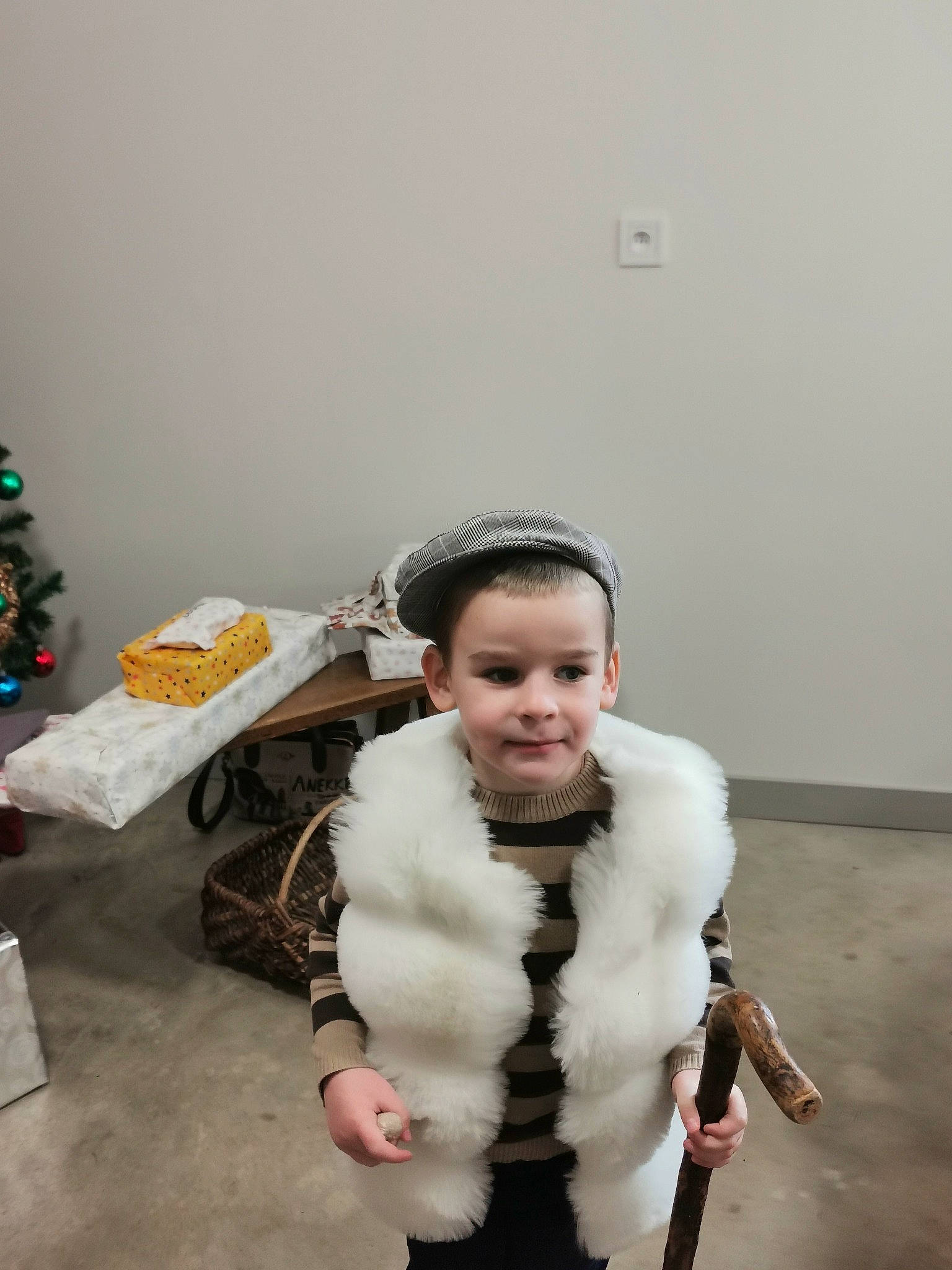 Logan a rejoint le concours — aidez-le/la à gagner de superbes lots ! animal_product, box, cap, event, fashion_accessory, fashion_design, feather, flooring, fur, fur_clothing, glove, hat, jacket, pattern, person, personal_protective_equipment, room, sitting, sleeve, winter