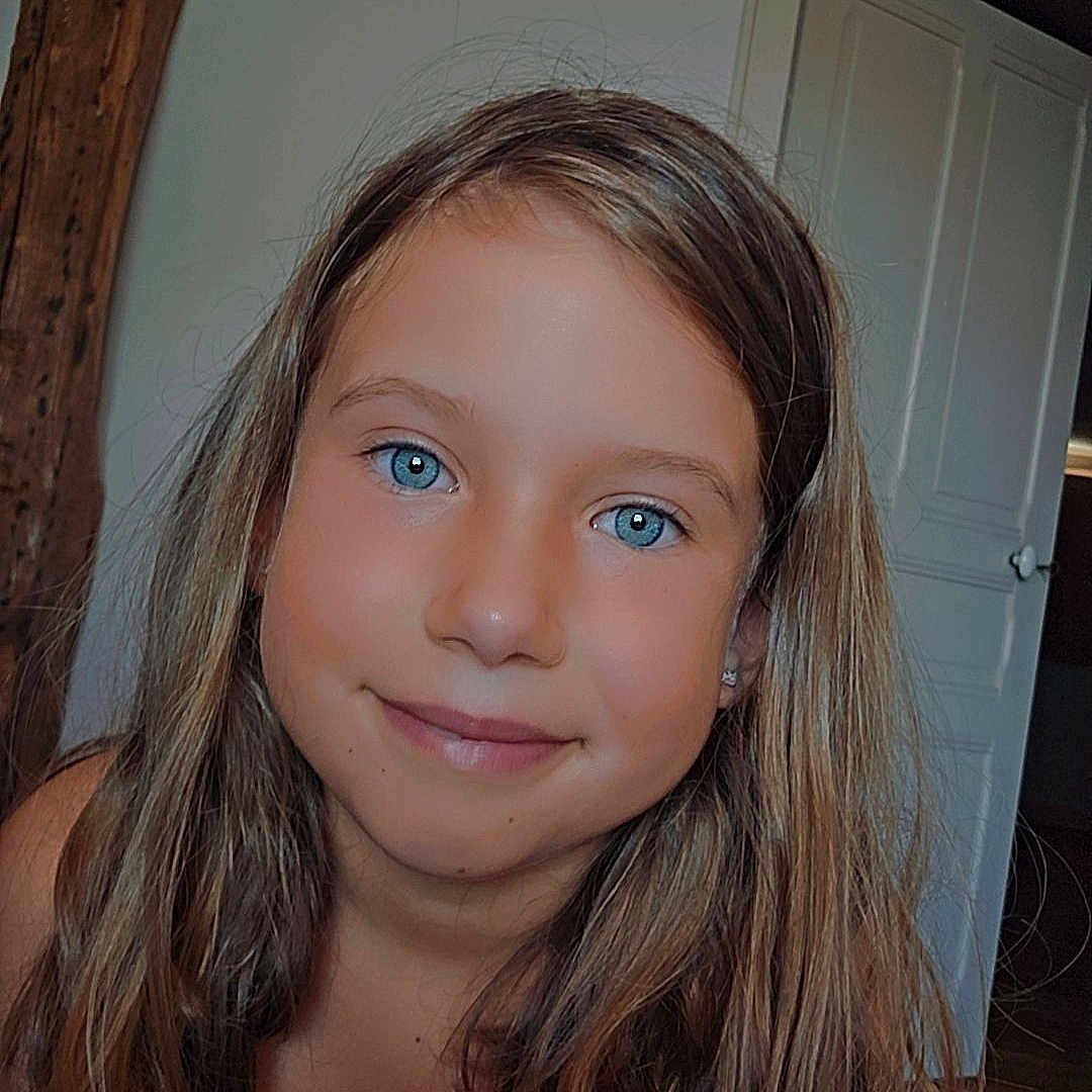 Maëlys participe au concours pour gagner de l'argent avec cette photo : blonde, bodypart, brownhair, child, door, face, female, finger, girl, hair, happy, hardwood, head, indoors, interiordesign, person, photography, portrait, smile, wood