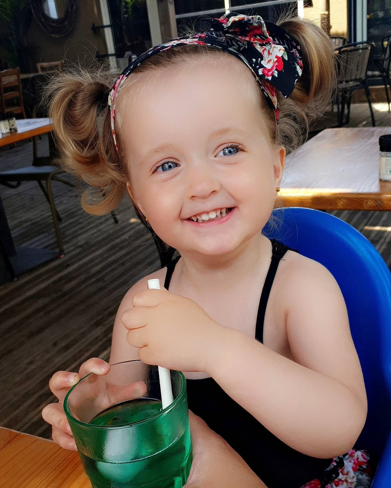 Lizie participe au concours pour gagner de l'argent avec cette photo : blue, chair, child, drink, drinking, drinking_straw, drinkware, electric_blue, fun, happy, headband, headpiece, joy, leisure, person, personal_protective_equipment, skin, smile, swimming_pool, table