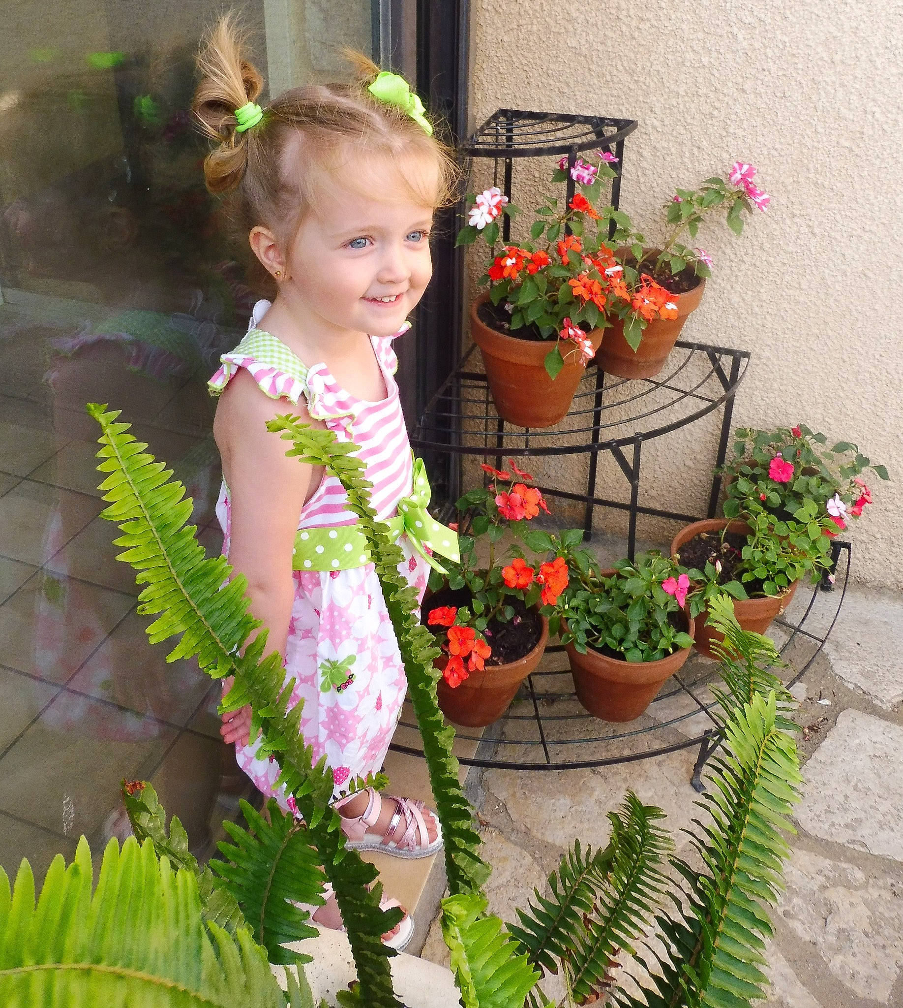 Lizie a rejoint le concours — aidez-le/la à gagner de superbes lots ! annual_plant, botany, cut_flowers, floristry, flower, flower_arranging, flowering_plant, flowerpot, grass, happy, houseplant, joy, leaf, people_in_nature, person, petal, plant, shrub, smile, summer