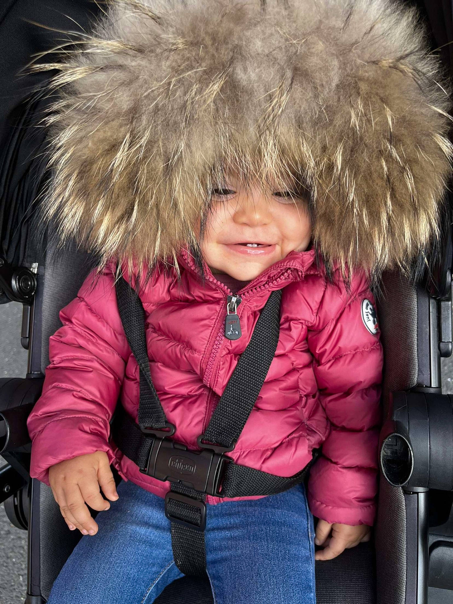 Ruby participe au concours pour gagner de l'argent avec cette photo : animal_product, beauty, cheek, clothing, electric_blue, eye, fashion, fashion_accessory, fur, fur_clothing, happy, headwear, jacket, magenta, natural_material, parka, person, skin, sleeve, smile