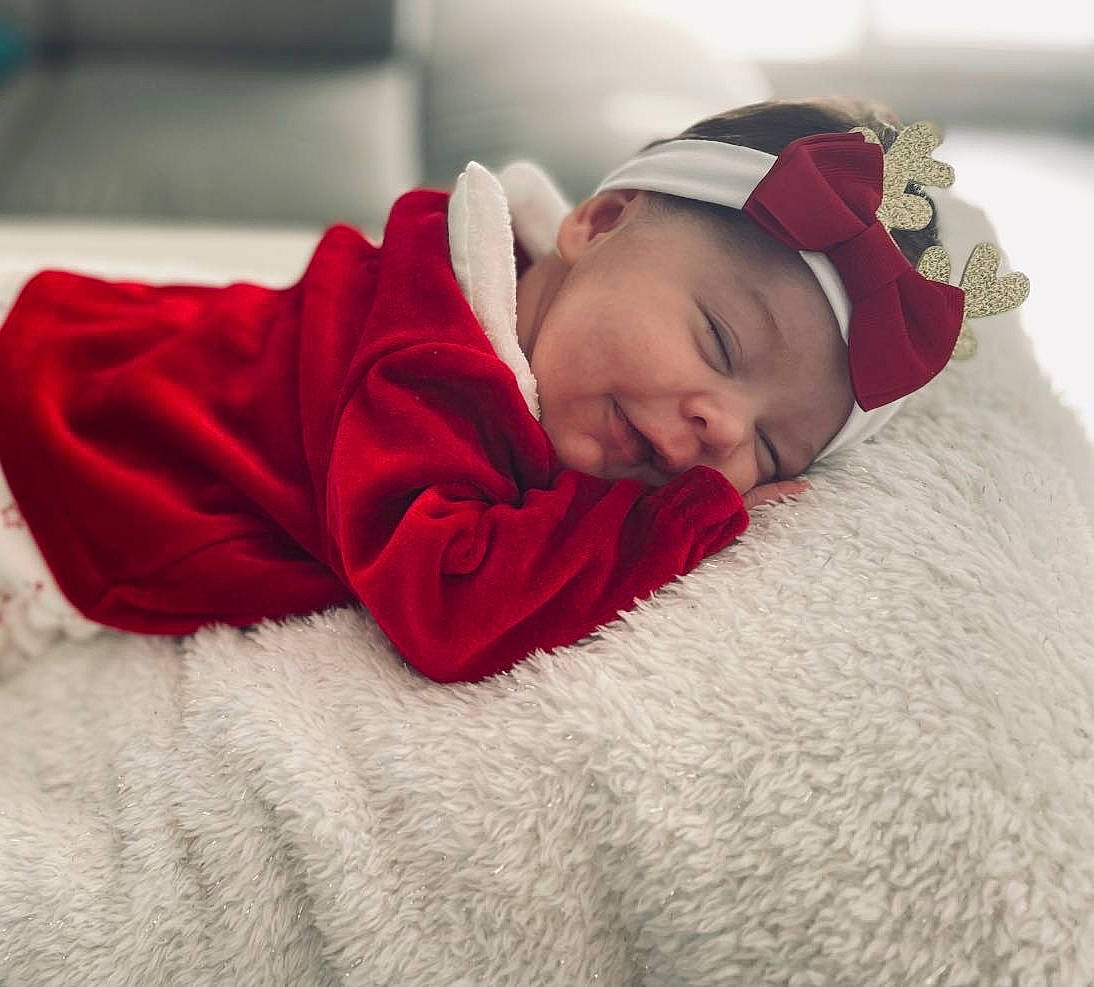 Ruby a rejoint le concours — aidez-le/la à gagner de superbes lots ! baby, baby_sleeping, baby_toddler_clothing, bedding, bedtime, carmine, child, comfort, fashion_accessory, fur, happy, headwear, linens, magenta, nap, person, portrait_photography, room, sitting, sleep