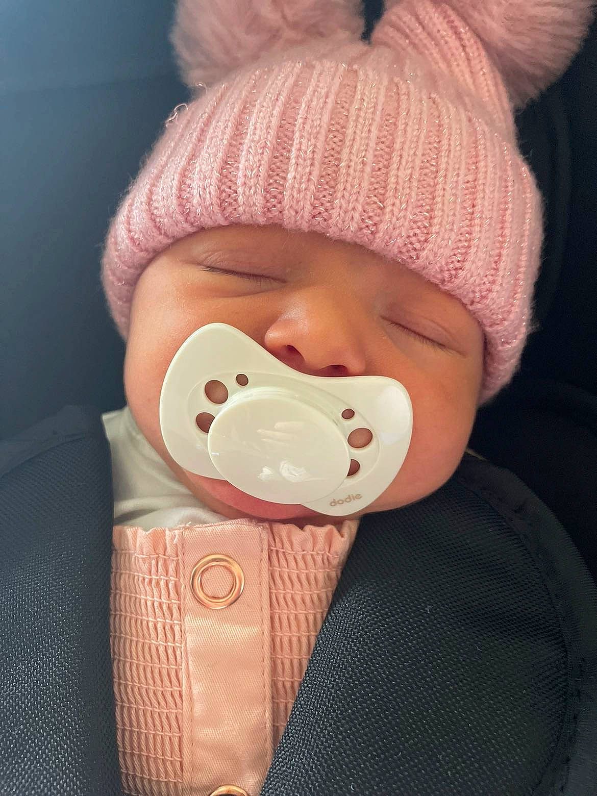 Ruby a rejoint le concours — aidez-le/la à gagner de superbes lots ! audio_equipment, baby, baby_toddler_clothing, cap, cheek, comfort, drinkware, ear, eye, eyebrow, eyelash, head, headgear, human_body, lip, mouth, neck, nose, person, sleeve