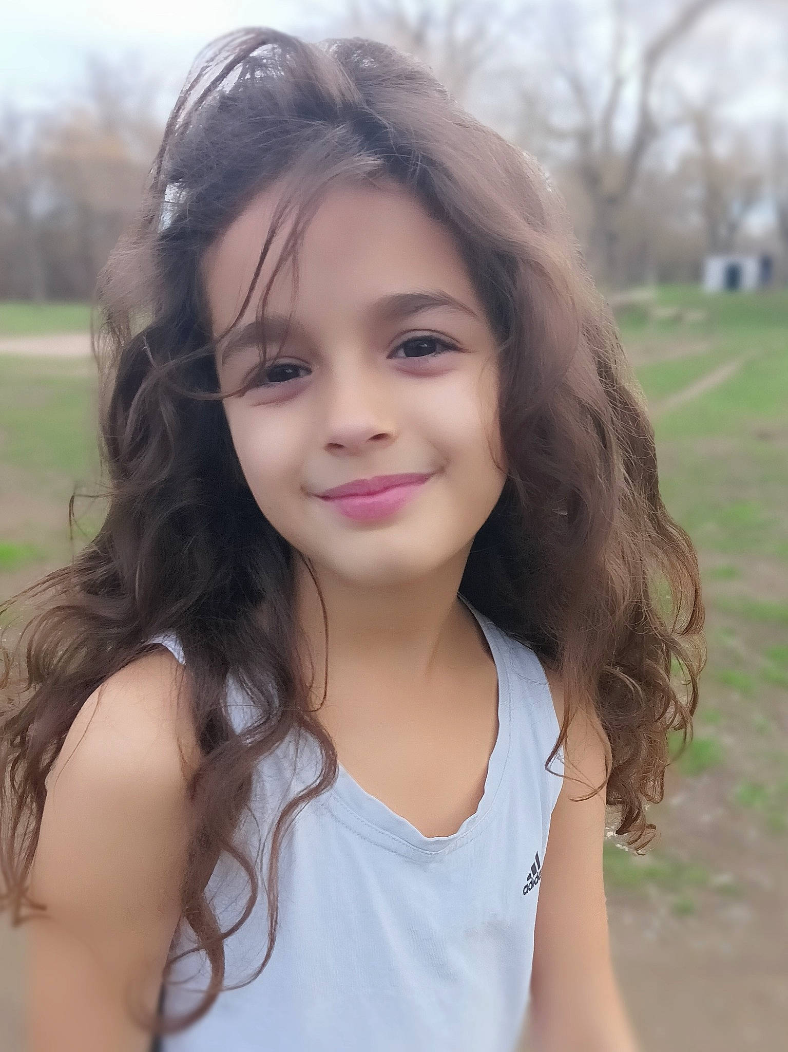 Mia a rejoint le concours — aidez-le/la à gagner de superbes lots ! black_hair, chin, eye, eyebrow, eyelash, face, flash_photography, hair, hairstyle, happy, head, iris, joy, layered_hair, lip, neck, organ, people_in_nature, person, shoulder