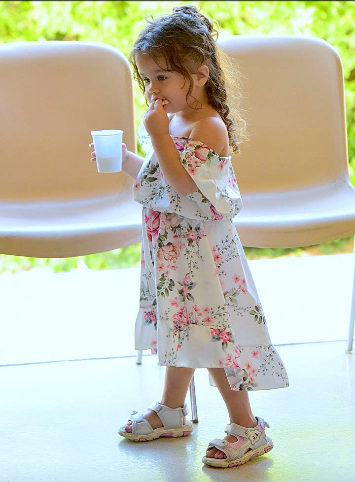 Théssa a rejoint le concours — aidez-le/la à gagner de superbes lots ! child, event, fashion_design, footwear, fun, grass, happy, human_leg, joint, leg, leisure, person, plant, recreation, sandal, shoe, shoulder, skin, thigh, waist