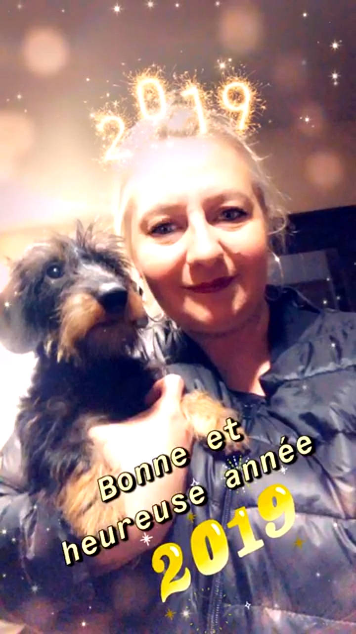 Octave a rejoint le concours — aidez-le/la à gagner de superbes lots ! cool, dog, dog_breed, dog_like_mammal, emotion, facial_hair, friendship, fun, mammal, person, photo_caption, poster, product, puppy_love, selfie, smile, snout, vertebrate
