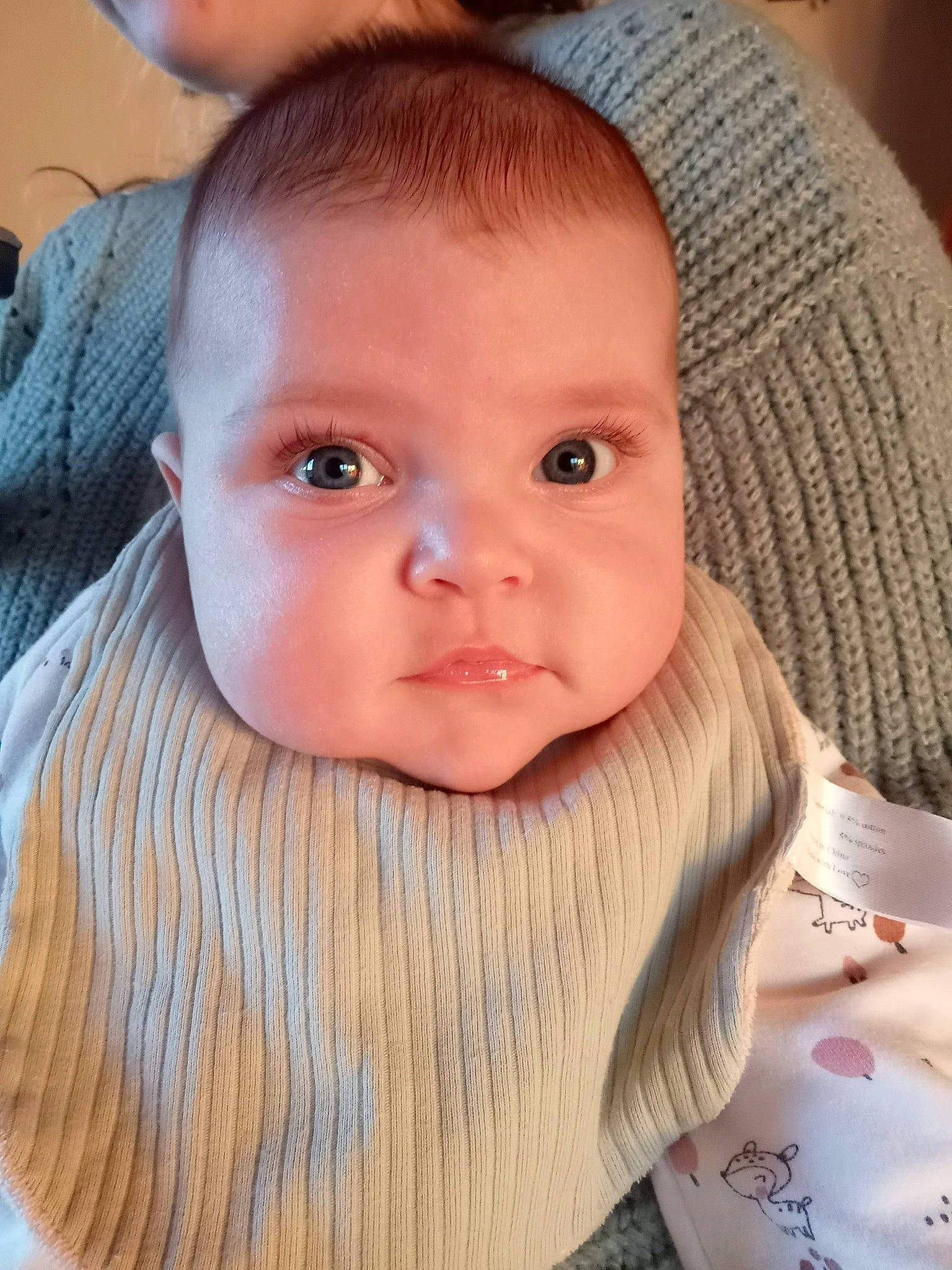 Enola a rejoint le concours — aidez-le/la à gagner de superbes lots ! baby, baby_toddler_clothing, cheek, chin, dress, ear, eyebrow, eyelash, facial_expression, forehead, happy, head, headgear, iris, lip, mouth, neck, nose, organ, person