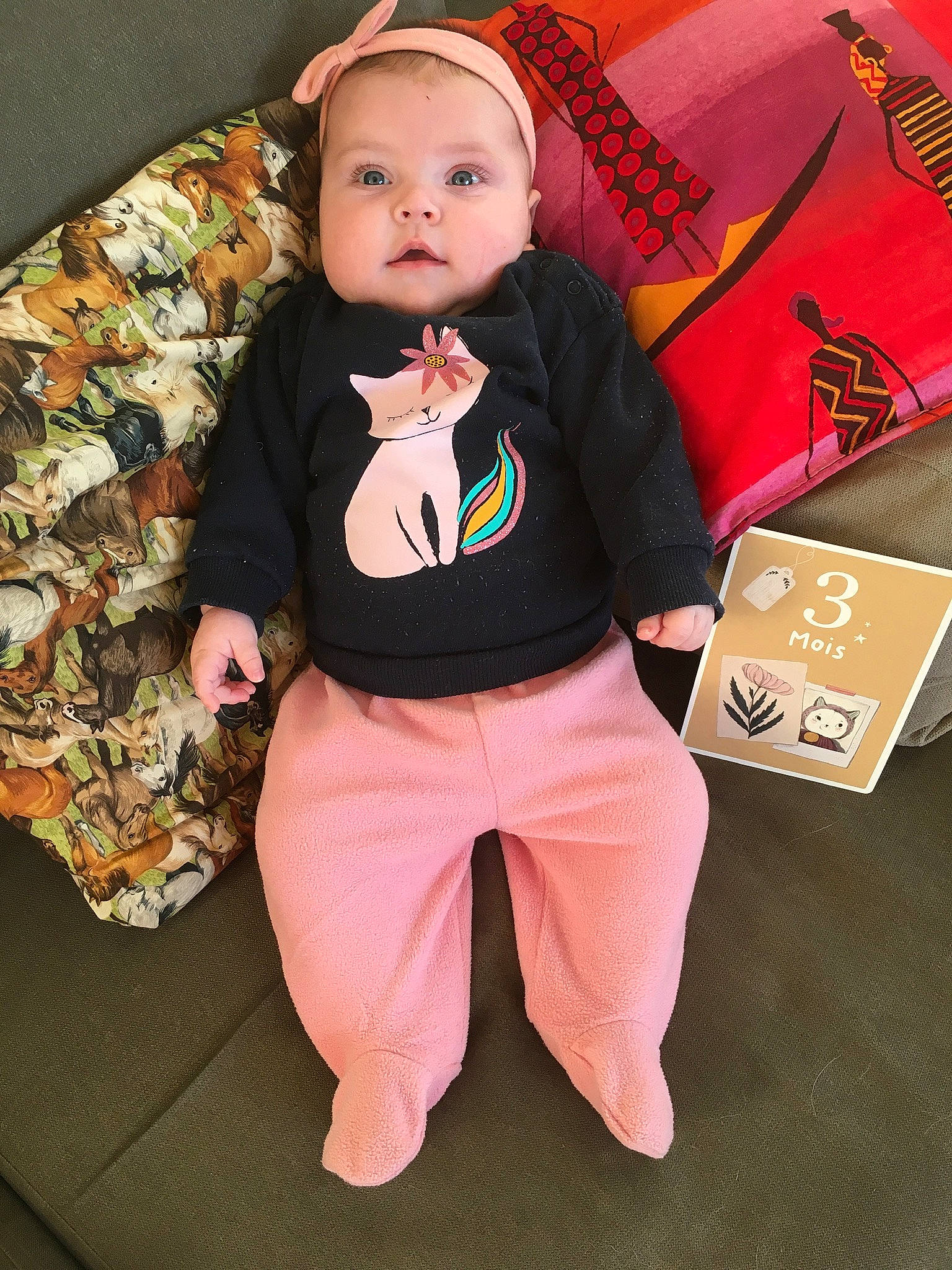 Enola a rejoint le concours — aidez-le/la à gagner de superbes lots ! active_pants, baby, baby_toddler_clothing, child, costume, fictional_character, flooring, fur, long_sleeved_t_shirt, outerwear, pajamas, person, room, shipping_box, sitting, sleeve, sock, sportswear, t_shirt, thigh