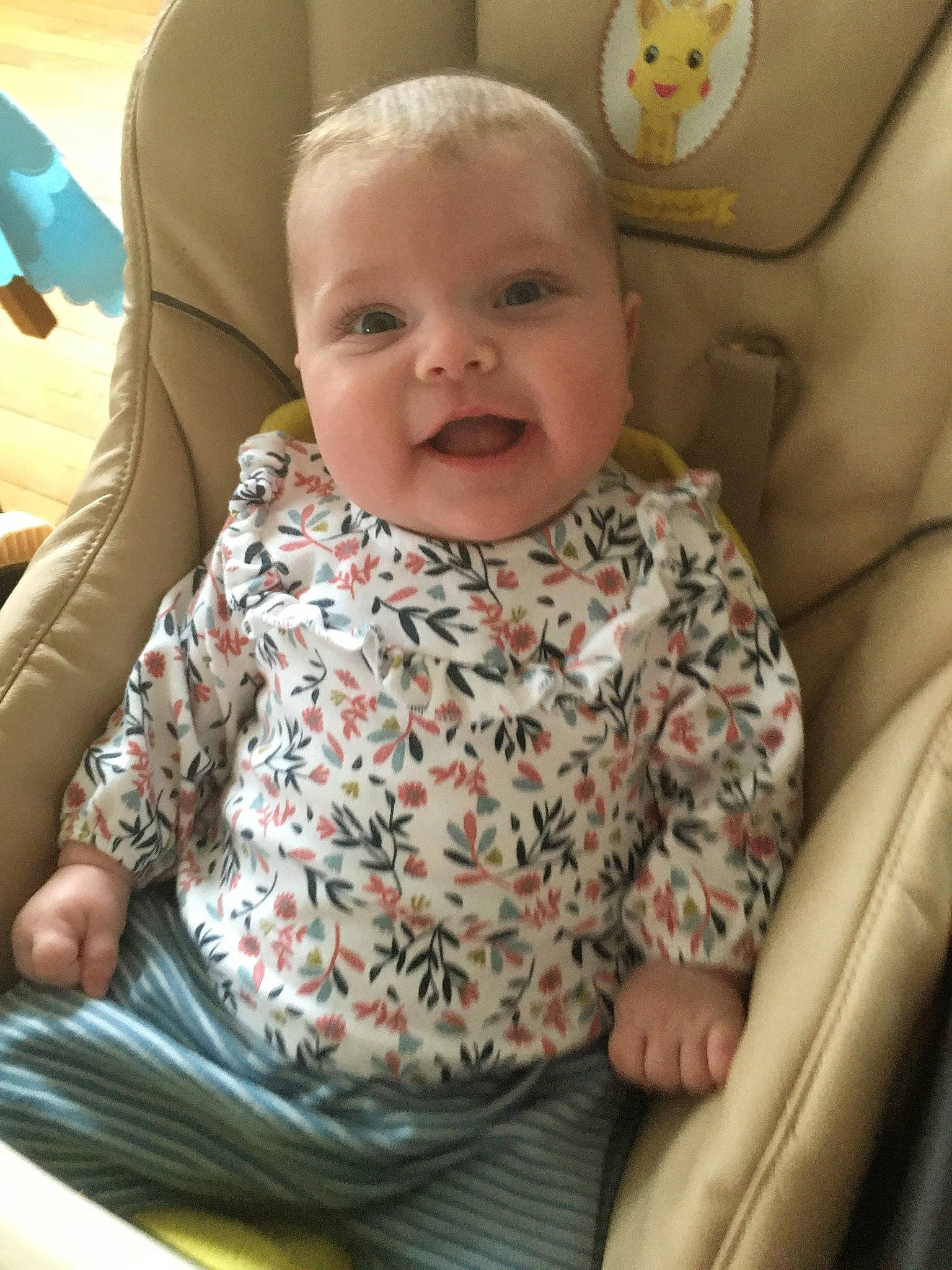 Enola participe au concours pour gagner de l'argent avec cette photo : baby, baby_toddler_clothing, car_seat, chair, cheek, chin, clothing, comfort, eye, finger, happy, head, human_body, iris, mouth, nose, organ, person, skin, smile