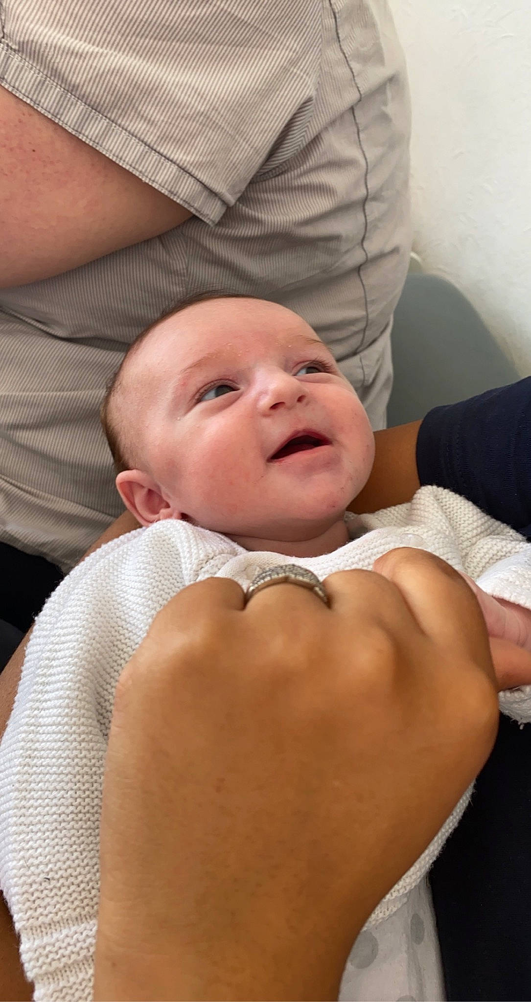 Emmy a rejoint le concours — aidez-le/la à gagner de superbes lots ! abdomen, baby, baby_toddler_clothing, cheek, chest, child, comfort, finger, gesture, happy, human_body, joint, lip, muscle, person, sitting, skin, stomach, thumb, toddler