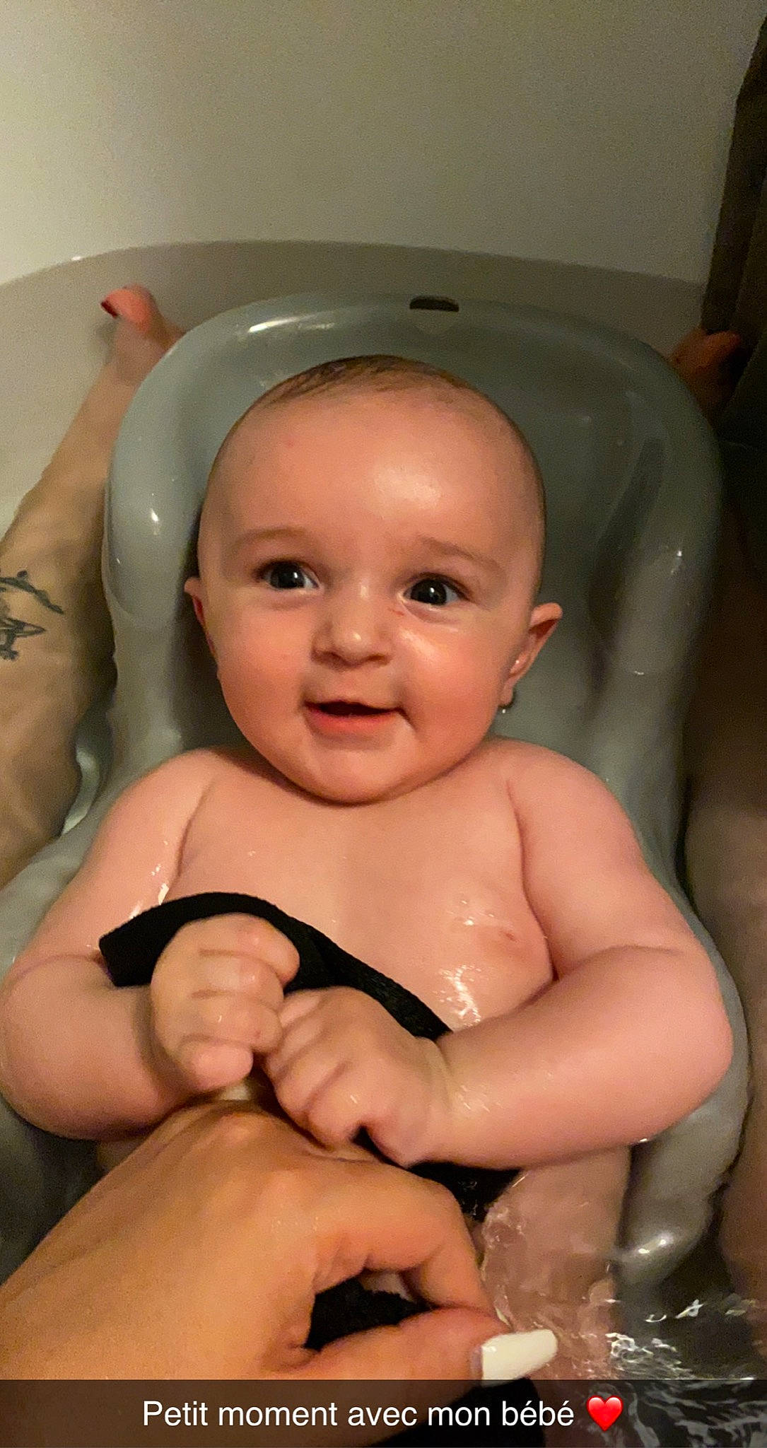 Emmy a rejoint le concours — aidez-le/la à gagner de superbes lots ! baby, baby_bathing, cheek, chin, eye, eyebrow, face, hairstyle, hand, head, joint, joy, leg, lip, mouth, muscle, nose, organ, person, skin