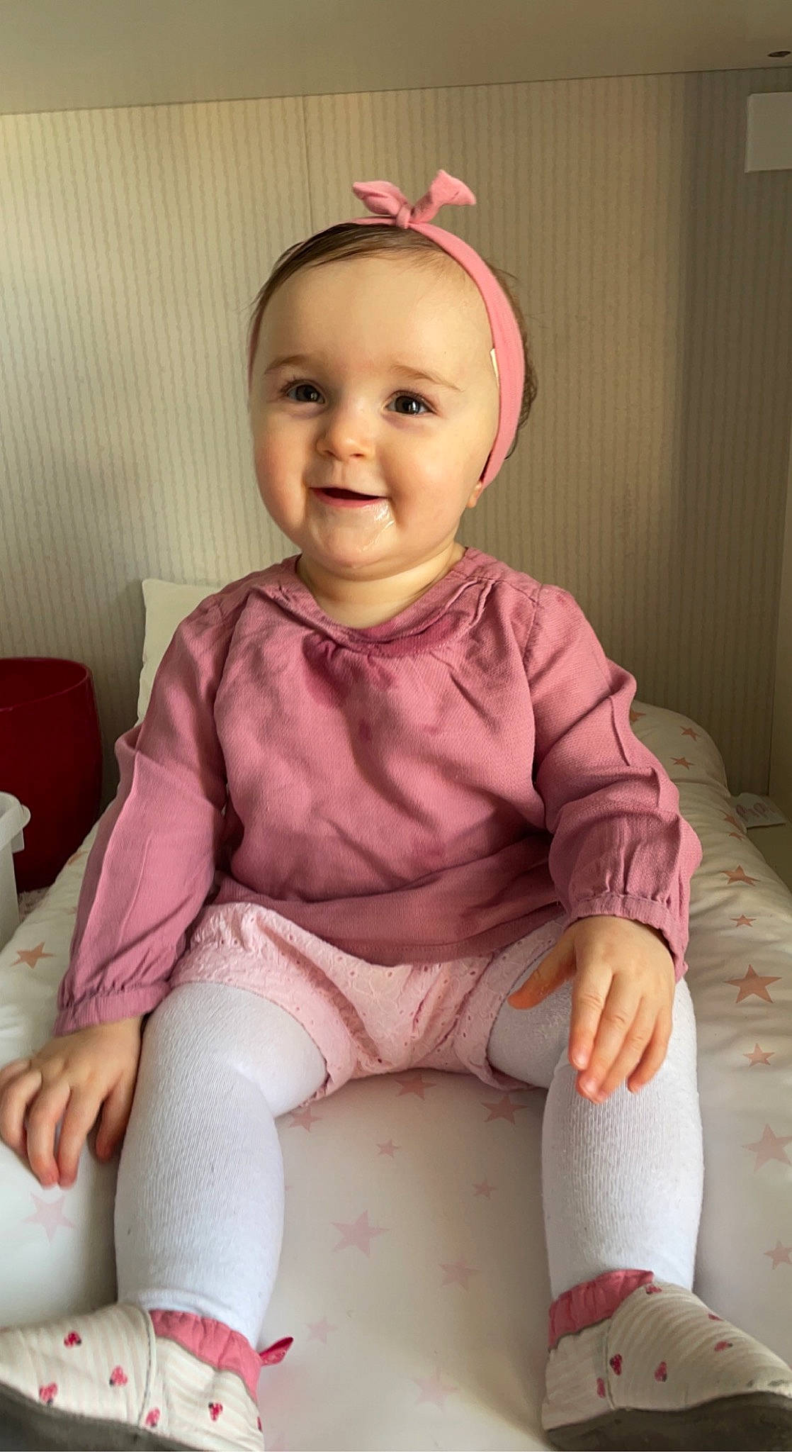 Emmy a rejoint le concours — aidez-le/la à gagner de superbes lots ! baby, baby_toddler_clothing, cheek, chin, clothing, dress, eye, face, hairstyle, head, joy, knee, leg, lip, organ, person, pink, skin, sleeve, smile