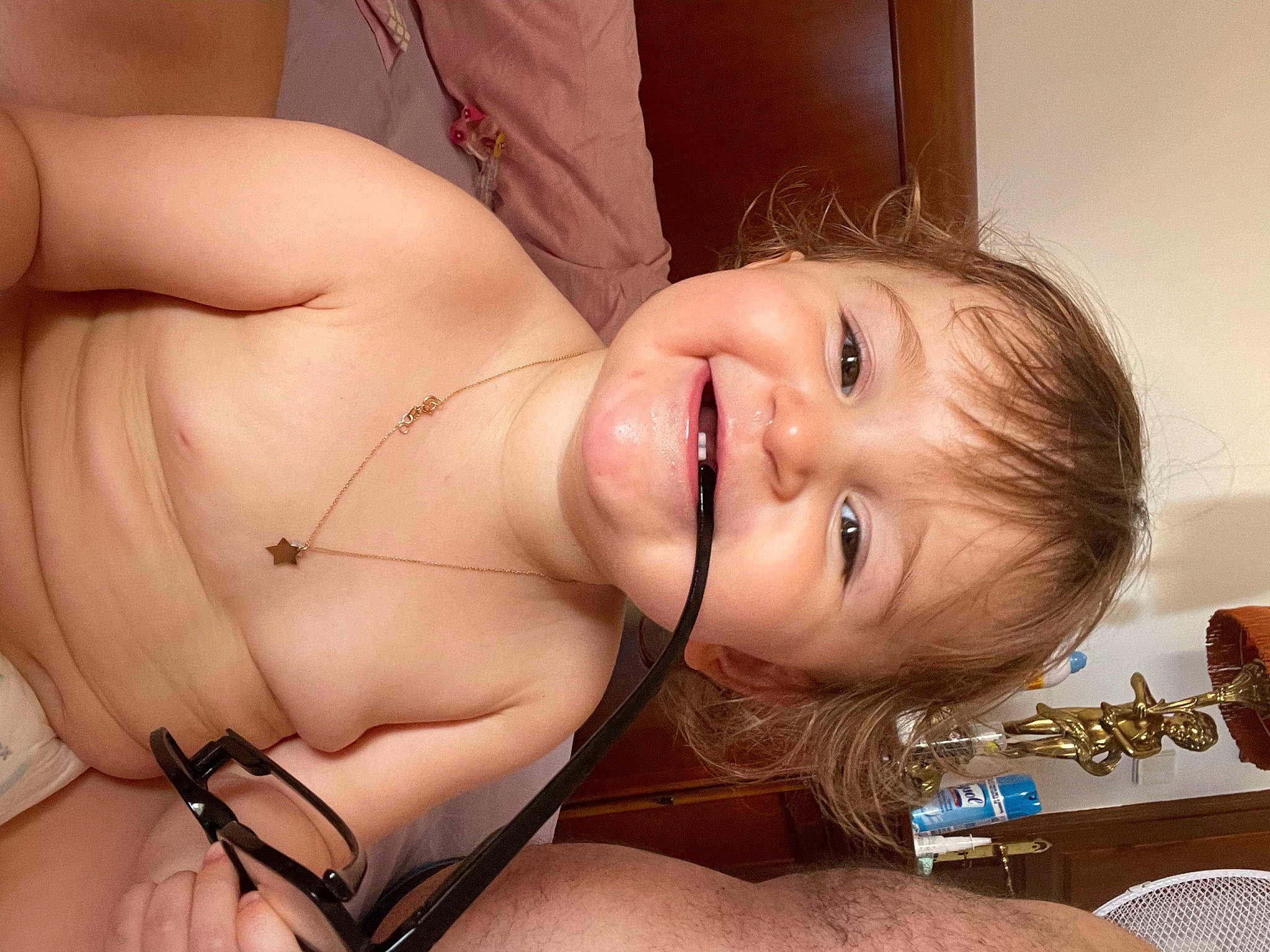 Emmy a rejoint le concours — aidez-le/la à gagner de superbes lots ! arm, cheek, chest, eyebrow, face, flash_photography, gesture, glasses, hair, happy, human_body, iris, joy, lip, mouth, muscle, neck, nose, person, skin