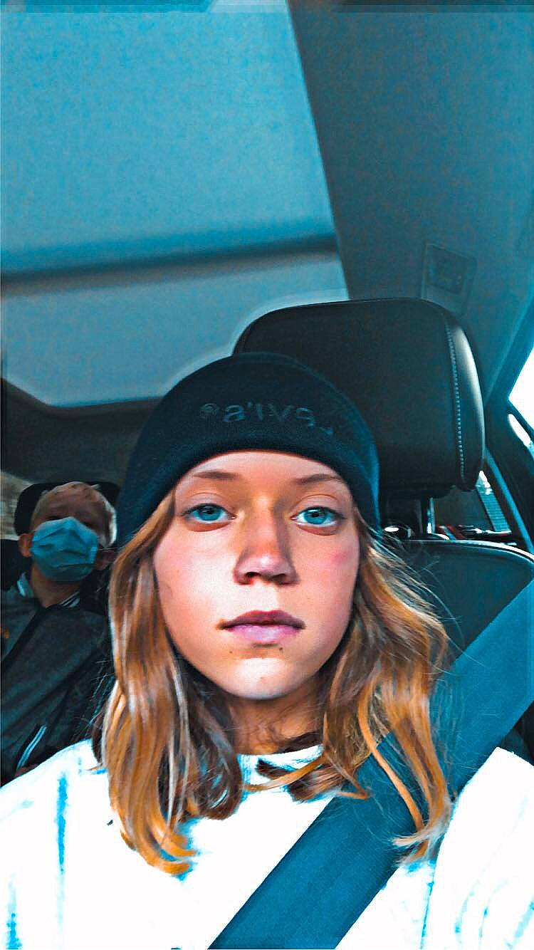 Lise a rejoint le concours — aidez-le/la à gagner de superbes lots ! black_hair, blond, cap, cool, electric_blue, event, eyebrow, eyewear, facial_expression, fashion, flash_photography, fun, hairstyle, happy, headgear, headwear, lip, long_hair, mouth, outerwear