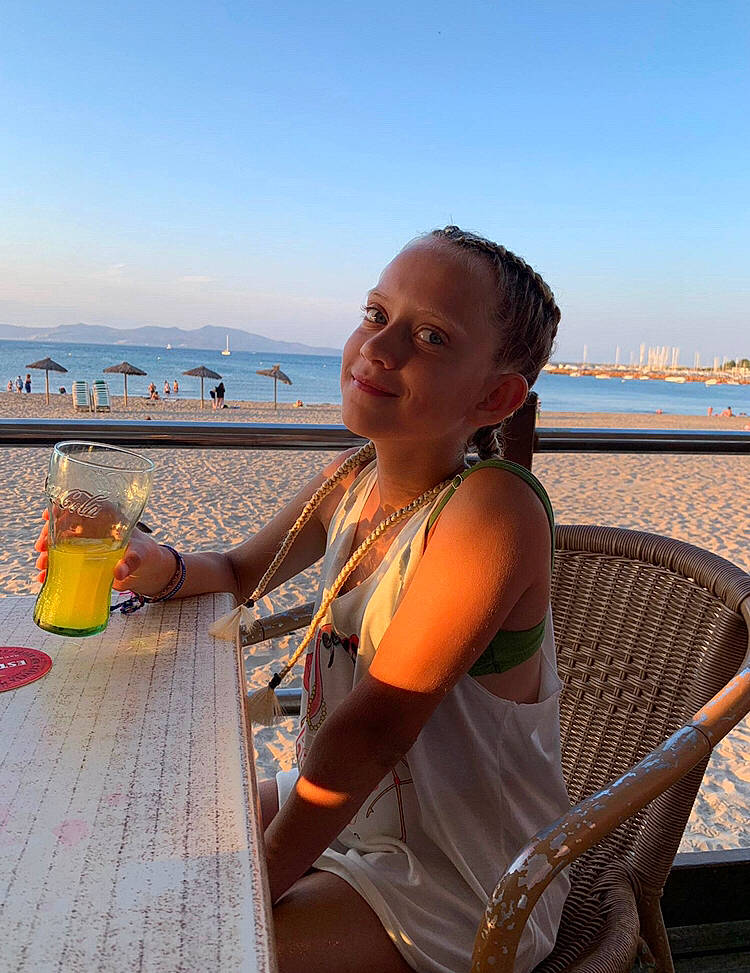 Lise a rejoint le concours — aidez-le/la à gagner de superbes lots ! beach, chair, cocktail, drink, event, eyewear, fun, happy, horizon, human_leg, joy, leisure, person, sitting, sky, smile, sunglasses, table, tableware, travel